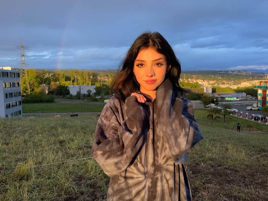 のインスタグラム：「Hi, I like it here.  There are cows, Alps, cold weather, and a rainbow.  Some cows stared at me... 🐮👁👄👁 . . . . #switzerland」