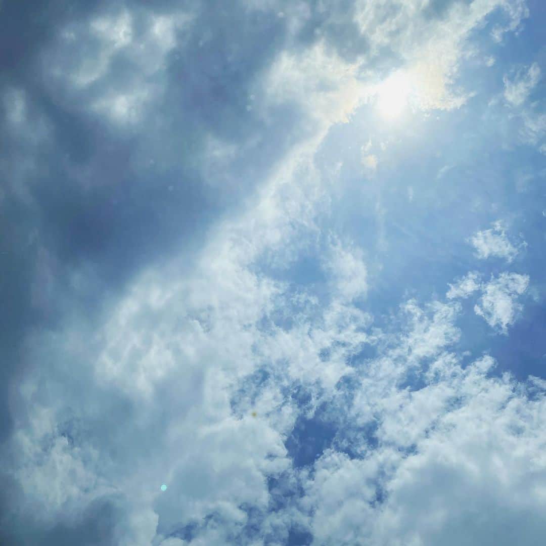 雅-MIYAVI-さんのインスタグラム写真 - (雅-MIYAVI-Instagram)「Finally wrapped up another film shooting here n getting back to the music mode.   There is always the sun above the clouds.  Miss you all!   こちら映画撮影がやっと終わって、アルバム制作モードに戻ります。  雲の上にはいつも太陽がある。  そう信じて。  がんばろう！」5月20日 6時40分 - miyavi_ishihara
