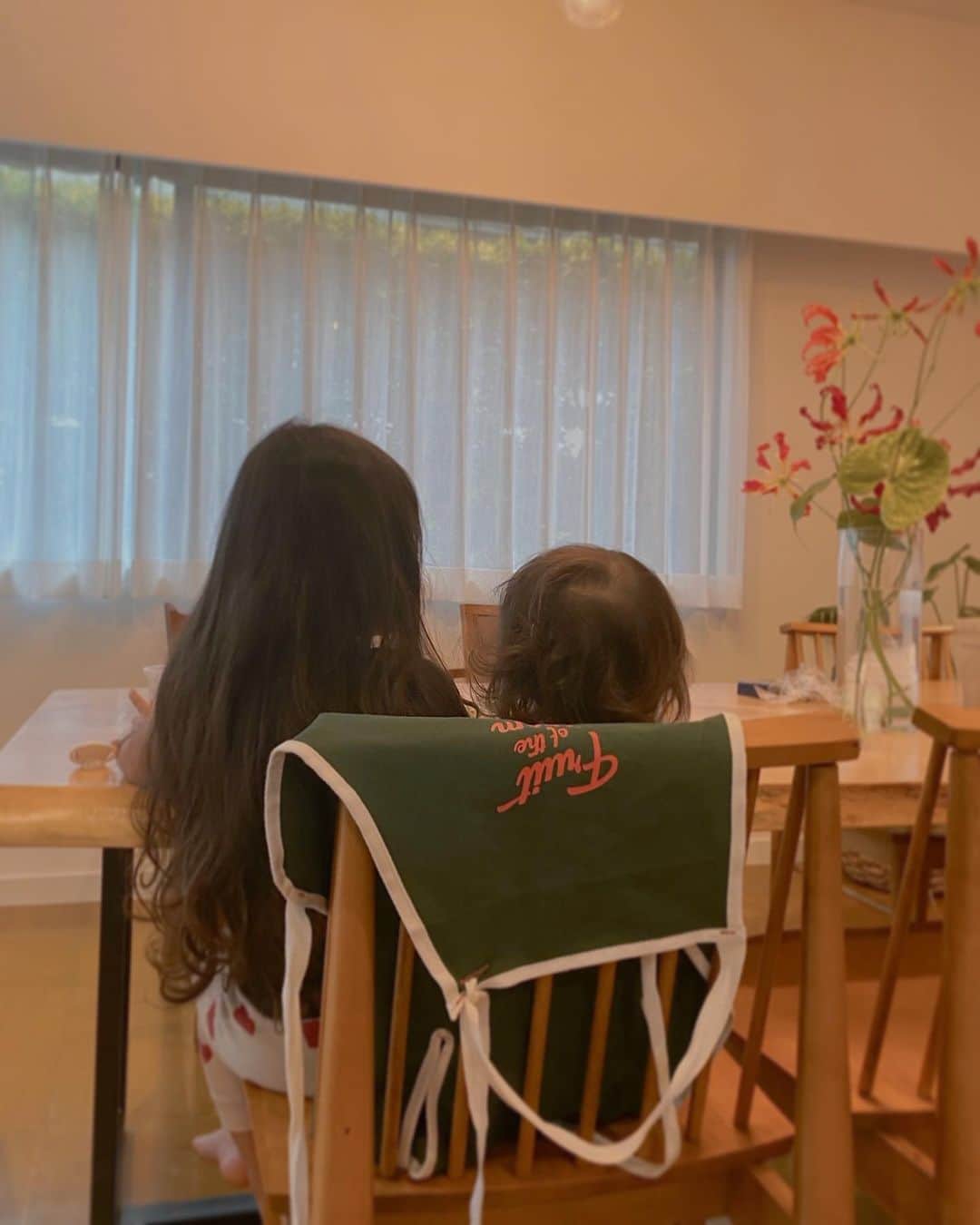 近藤千尋のインスタグラム：「姉妹👩‍❤️‍👩 朝からほっこりした後ろ姿😍 喧嘩して髪の毛の引っ張り合いする2人とは 思えないね🤣🤣🤣笑  洗い物や料理をやりたがりな 長女にエプロンをプレゼント🎁♥️ @ajuga.shop ✖︎ @fruitoftheloom_japan  コラボ親子エプロン✨✨ 可愛いなぁ~💕  今日も一日頑張りましょう🌼🌼」
