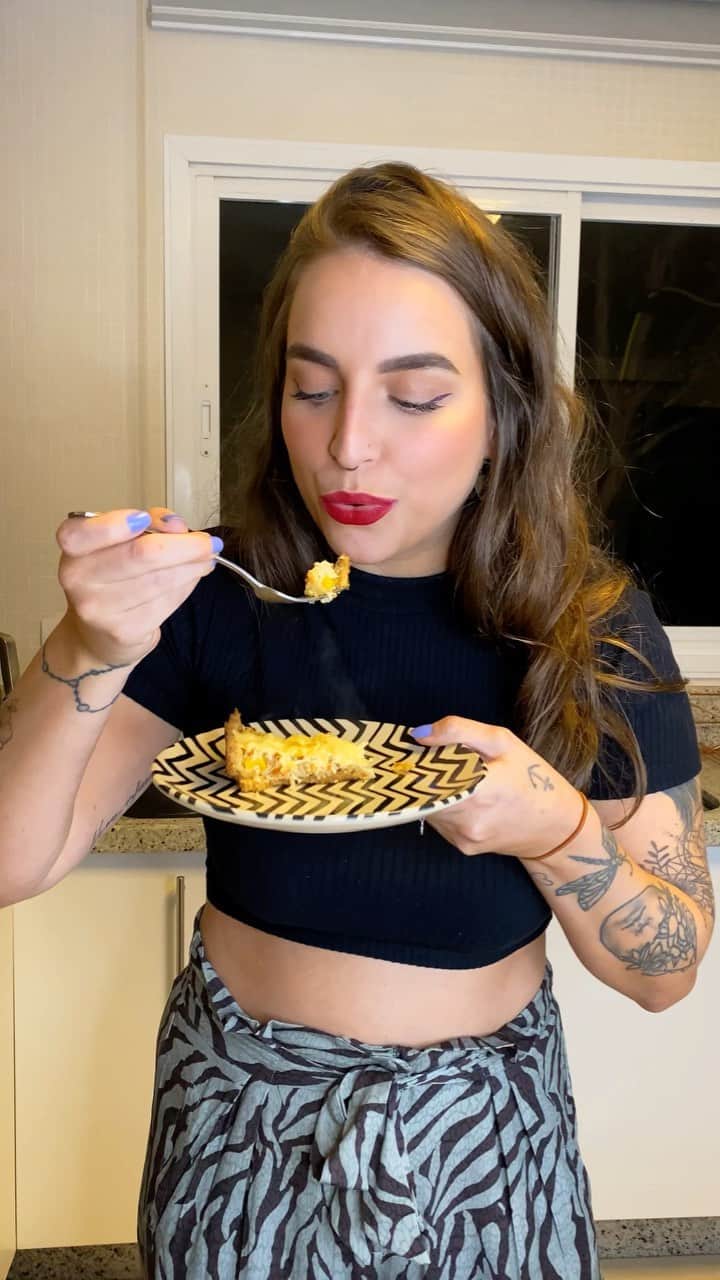 Bruna Unzuetaのインスタグラム：「Mais uma receitinha pra vocês 😅 hahaha até que to me virando bem na cozinha ein 😎」