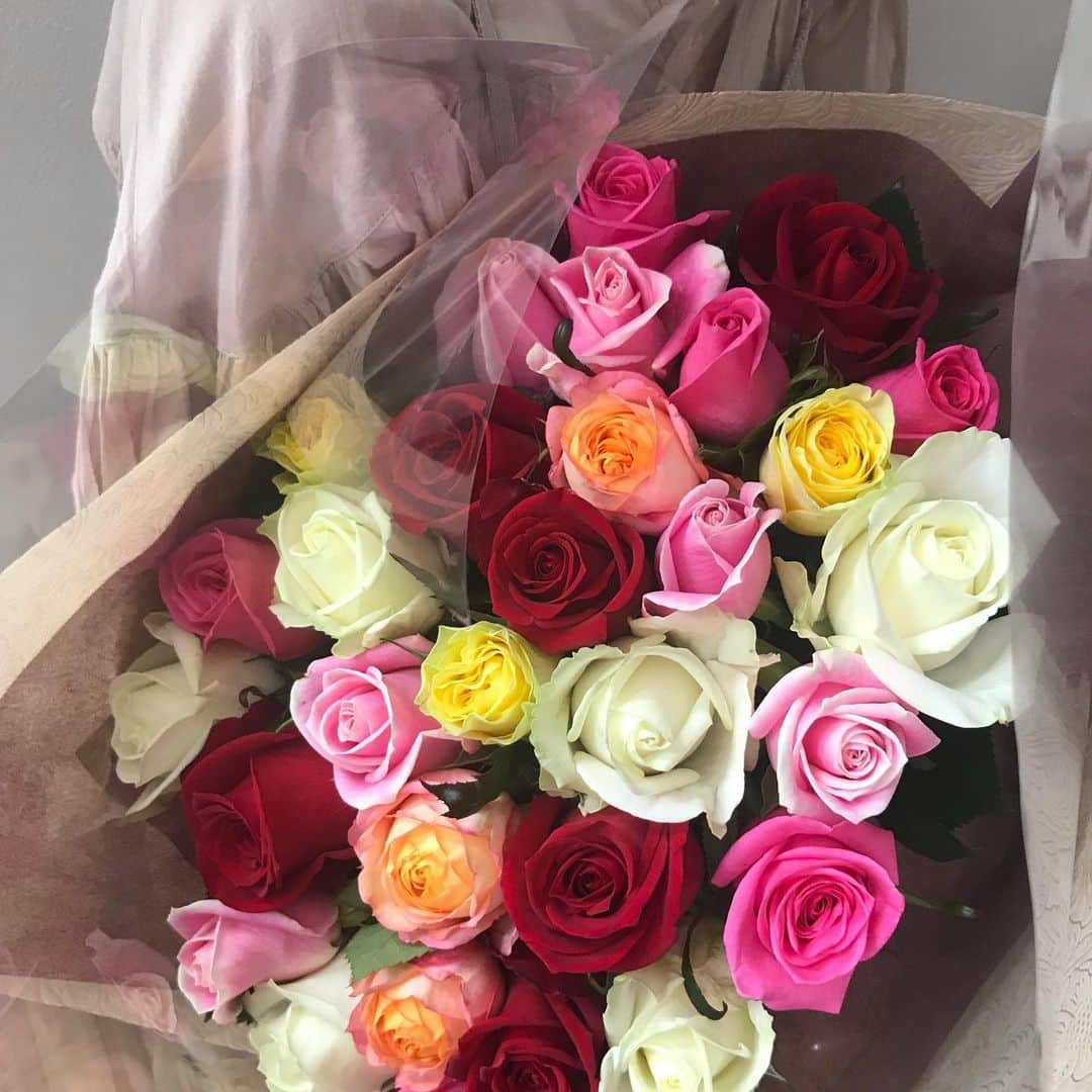 Ayakoのインスタグラム：「2021.05.20 ・ ・ 結婚12年目の記念日に、生まれて初めてバラの花束を貰いました。 ・ 誕生日の祝い方すら知らなかった夫が、花屋でこっそりバラの花束を予約注文出来るようになるまで12年かかりました。笑 ・ 出会って16年。あの夫がバラの花束を抱えて帰ってくるなんて。 ・ 嬉し涙半分、生まれて初めてのバラの花束を髪の毛ボサボサの部屋着スウェット姿で受け取った事に対する悲し涙半分。写真撮る為に大急ぎで着替えました。 ・ だってもう二度と貰う事はないかもしれないからね。これは奇跡だ。 ・ 去年は何かと喧嘩も多くて、私のアイスを勝手に食べられ怒り狂った夜もありました。チョコモナカジャンボです。 ・ 単純な私は、これで秋頃までは優しく出来そうです。 ・ そんな事を言いながら、こんな私に寄り添い続けてくれる事に本当に感謝しています。 ・ 不器用な者同士、これからもお互い支え合って笑い合って、楽しく生きていけたらなと思います。 ・ ・ ・」
