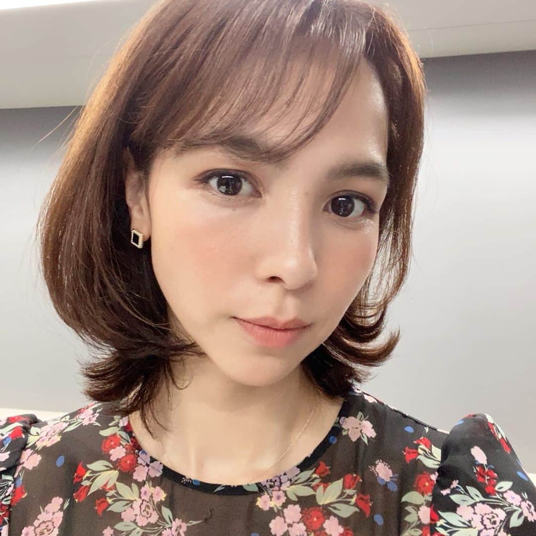 鈴木サチのインスタグラム：「. 昨日は久しぶりにメイクしてお出かけ✨😘 . . でも、雨でこの後髪の毛ウネウネになっちゃいました😭😭😭 . . #ママ #ママモデル #モデル #メイク #美容 #fashion #3児ママ」