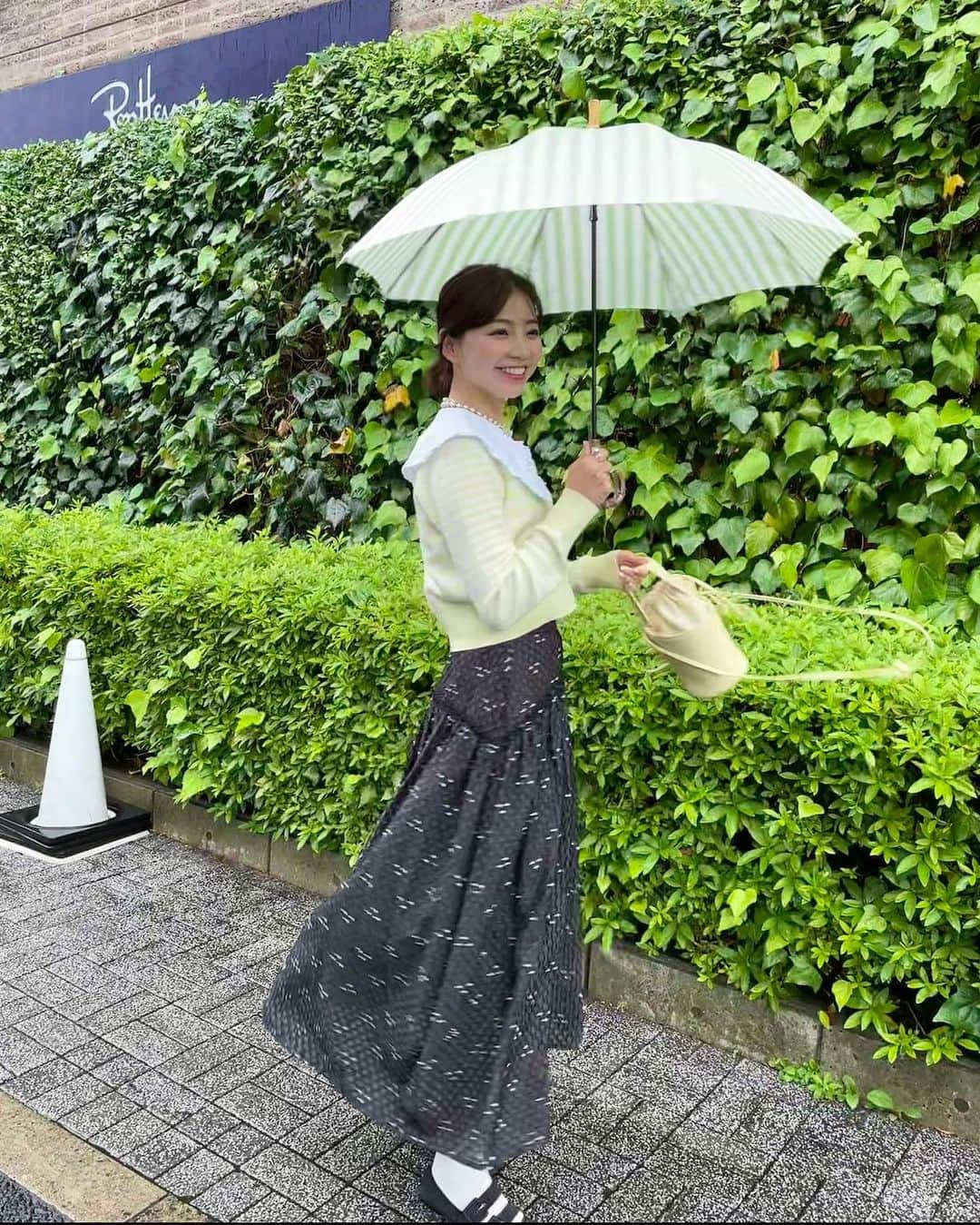 青山あみさんのインスタグラム写真 - (青山あみInstagram)「雨の日も、明るい色で気分をあげて 過ごしてます💛☔️💚 (↑間違えて、日傘を持ってきてしまったのは、 ここだけの話。。🤫どおりで取っ手が短いんだわぁ)  #오오티디  #fashion #あおあみしふく」5月20日 20時42分 - aoam____i