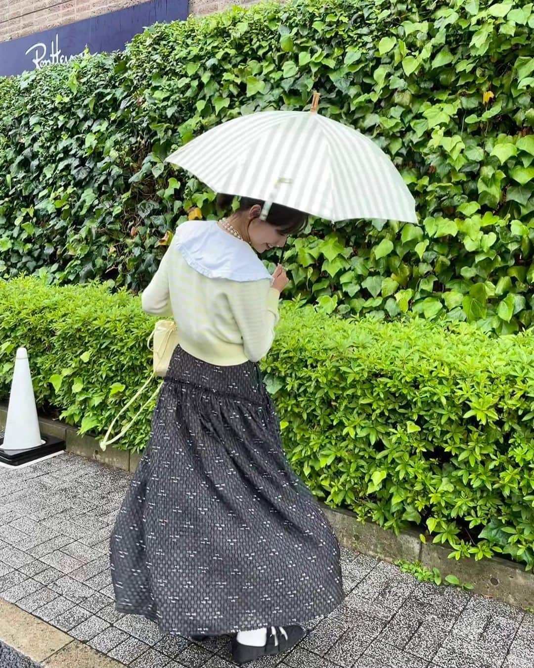 青山あみさんのインスタグラム写真 - (青山あみInstagram)「雨の日も、明るい色で気分をあげて 過ごしてます💛☔️💚 (↑間違えて、日傘を持ってきてしまったのは、 ここだけの話。。🤫どおりで取っ手が短いんだわぁ)  #오오티디  #fashion #あおあみしふく」5月20日 20時42分 - aoam____i
