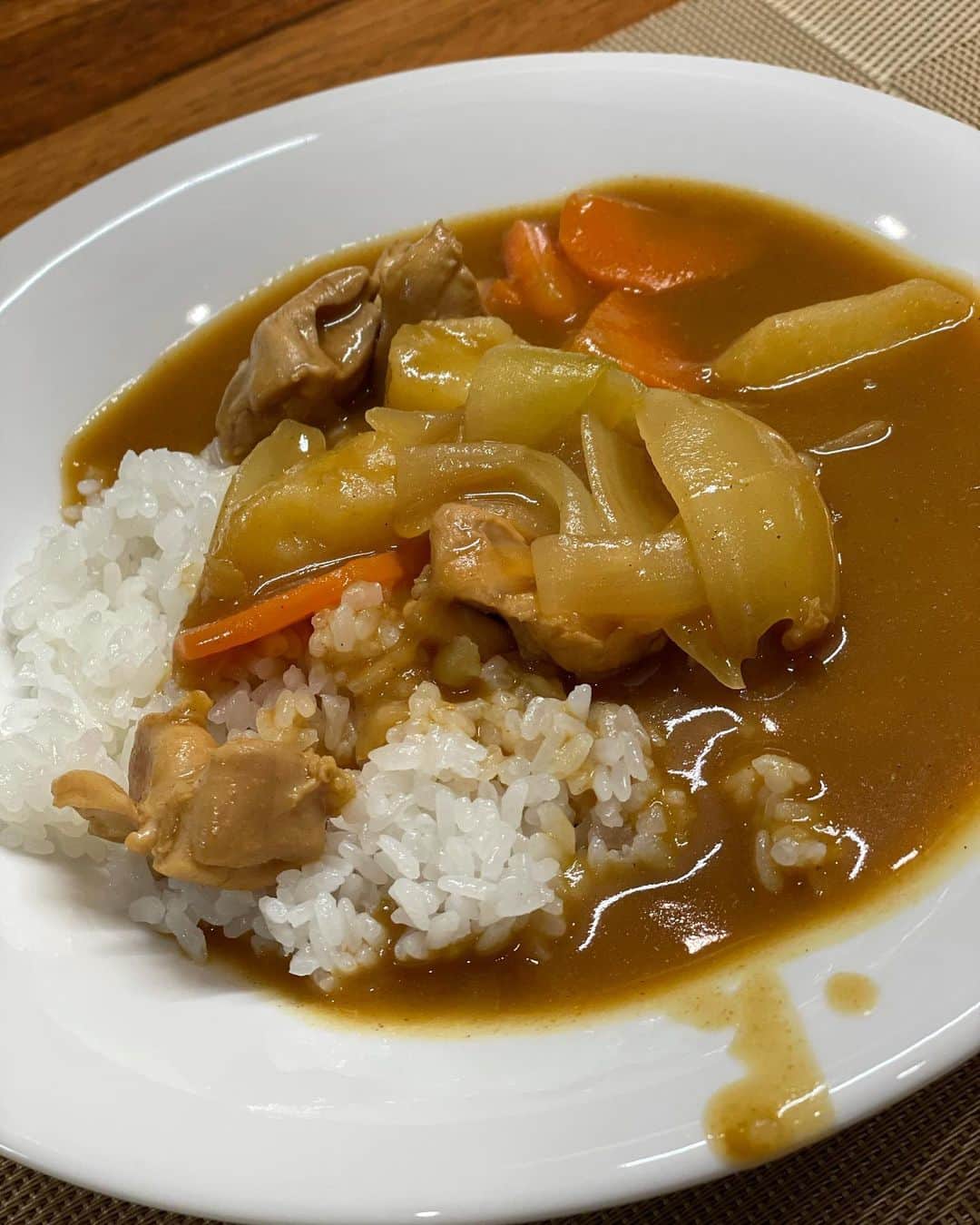 山口もえのインスタグラム：「・  結婚して初めて！！！ 夫がカレーを作ってくれました😭😍🤣  そもそも長男が 「ママにカレーを作ろうよ！」 の一言から始まったようなのですが💦 ほとんど夫が頑張ったようです。  仕事で不在の私に… 「お肉は何かな？」とメールがあり 鍋が見つからないと電話があり 私が帰宅したら… 切った野菜は全て水にさらしてあり お米もといでないし 油がないと探し回ってたりと そりゃ〜もう大騒ぎでした。笑  それでも・・・ 今日のカレーの味は忘れないです✨ 一生懸命作ってくれてありがとう♡  このまま料理にハマってくれて たまの晩ごはんが夫作になったら サイコーなんだけどなぁ〜😍 あ、でも 夫の疲れ方を見るとそりゃ無理かな💦笑 ごちそうさまでした！！  #男飯#人生初#カレーライス #お米をといだこともない夫が初めて料理した日 #夢のような晩ごはん #ごちそうさまでした」