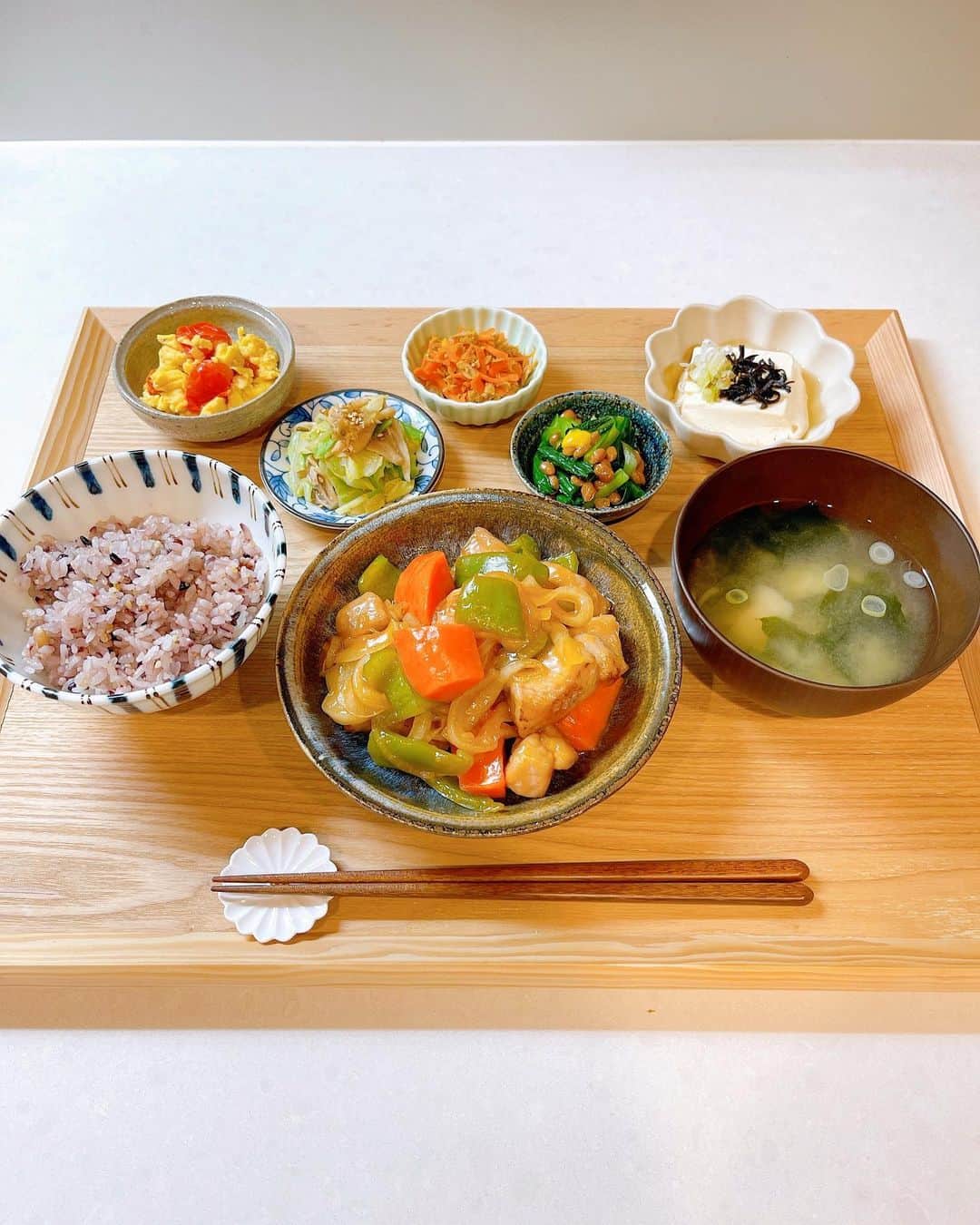 のインスタグラム：「. . 先日の #やまねごはん 🌿  ＊揚げない酢豚 (タレ→醤油.酒.砂糖.ケチャップ. お酢.鶏ガラ.片栗粉で作ってみました)  基本和食とお肉が大好きなので 大体メニュー同じようなのになるね。笑 すっごく美味しかったです😋 . . #夜ご飯 #夜ご飯記録 #夜ご飯メニュー  #献立 #献立記録 #献立日記 #献立ノート #自炊 #自炊記録 #自炊生活 #自炊日記 #ご飯  #晩御飯 #晩御飯の記録 #晩ご飯 #晩ご飯の献立 #副菜 #副菜レシピ #豆腐 #豆腐レシピ #和食 #酢豚 #揚げない酢豚 #キャベツレシピ #舞茸  #にんじんしりしり #にんじん #にんじんレシピ」