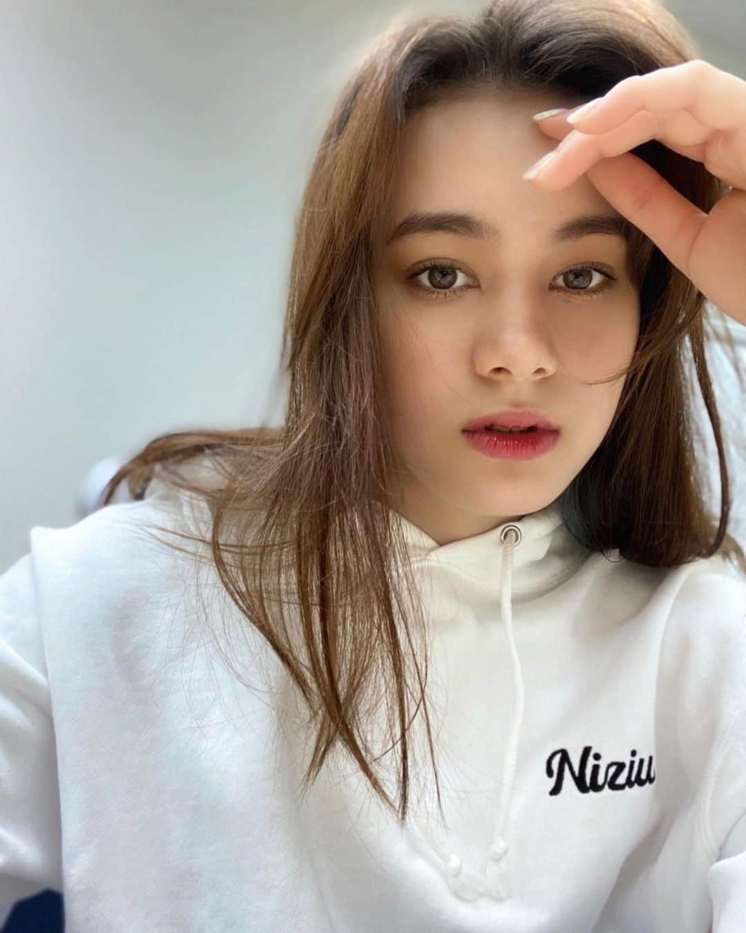 NiziUさんのインスタグラム写真 - (NiziUInstagram)「Roses are red🌹 Violets are blue💙 My gift today🎁 Is a NiziU hoodie for you!!  Yours truly,  💗NiziU Hoodie💗」5月20日 19時20分 - niziu_artist_official