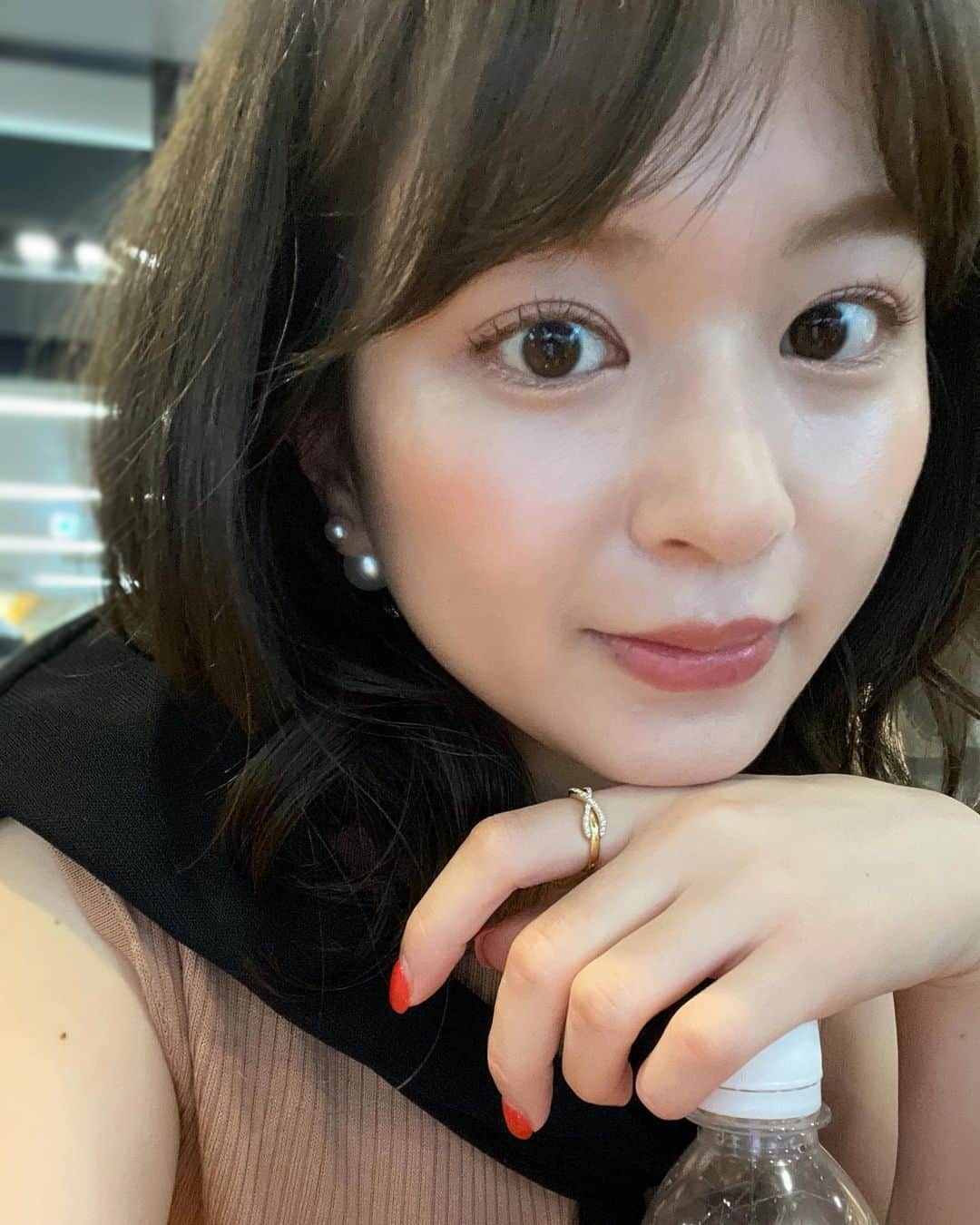 沖田愛加さんのインスタグラム写真 - (沖田愛加Instagram)「めーっちゃどあっぷ🥲🤍笑 YouTubeで上半期のベストコスメのメイク動画撮ったから 早くみんなに見てほしいなあ😌 . . 下に写ってるのはお水のペットボトル。笑 毎日3リットルぐらい飲むから常に持ってる🙃」5月20日 19時30分 - okita_aika