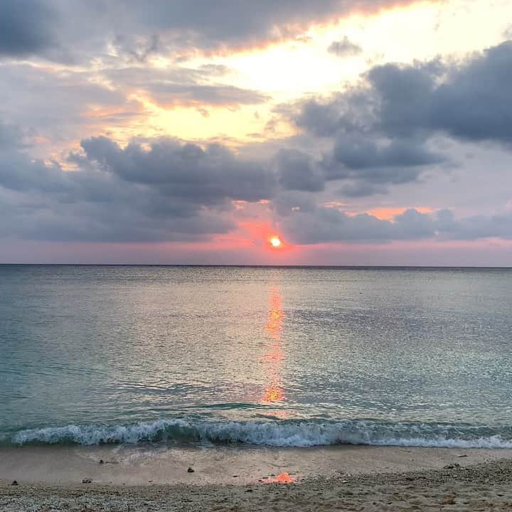 Karinのインスタグラム：「日の入りと波の音🐚🐚🐚 音も聴いてみてね😍癒されてください✨ #日の入り #波の音 #波の音に癒される #波の音が好き #波の音が心地良い」