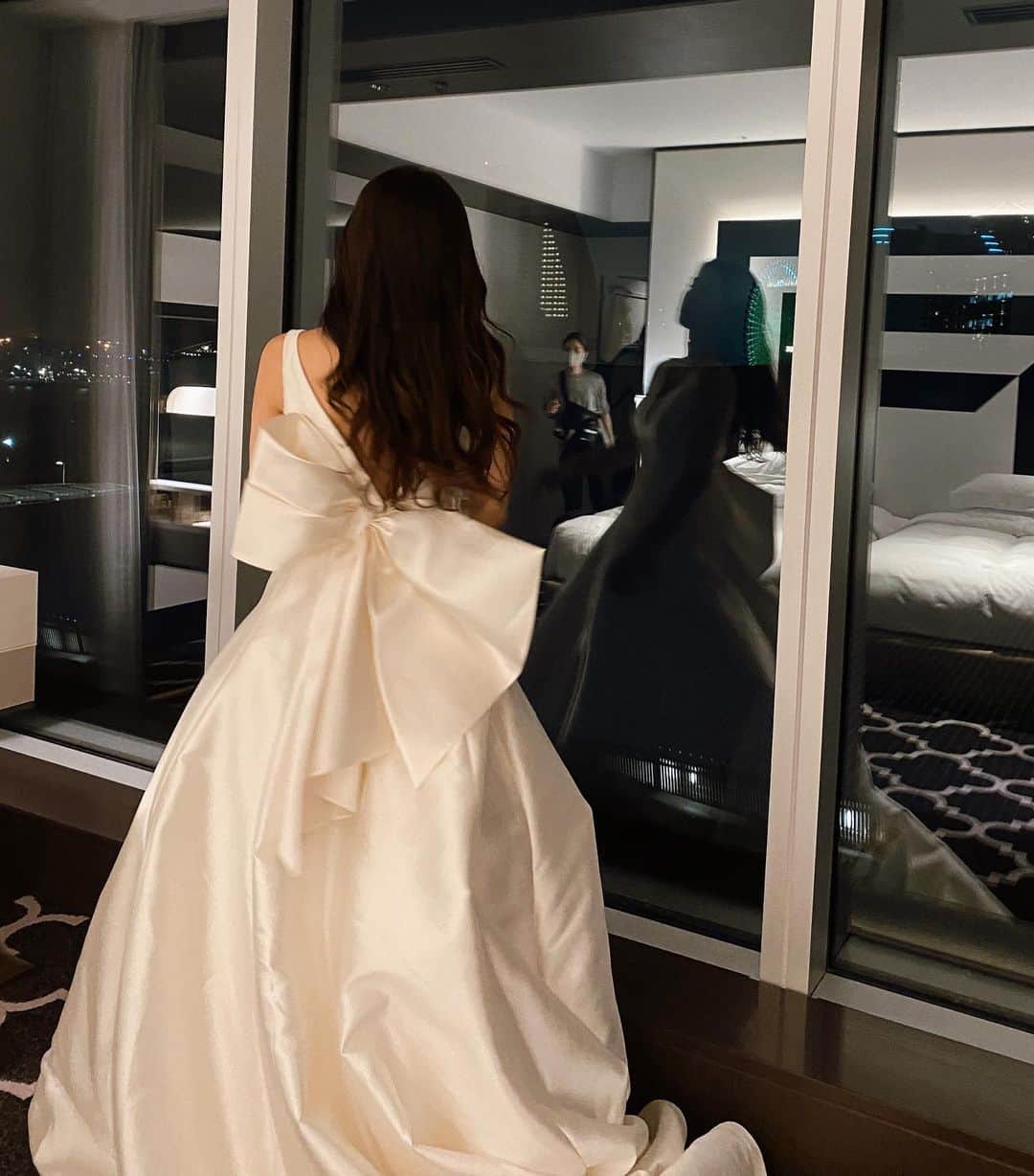 大見謝葉月さんのインスタグラム写真 - (大見謝葉月Instagram)「👰🤍 後ろのリボンが可愛いドレスでした🎀  #shooting  #wedding  #firstwedding #bridal  #dress #ribbon」5月20日 19時55分 - h_a_z_k_i