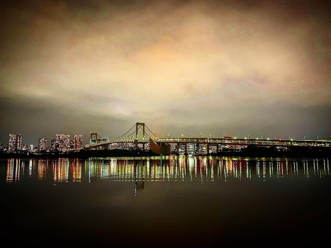 三谷紬さんのインスタグラム写真 - (三谷紬Instagram)「* 世界には有名なスポットが沢山あるけれど 東京の夜景だって負けてないと思うんだけどな〜🌃♡ 街の明かりがついていると なんだか暖かい気持ちになりますよね。 * #夜景#ネオン#tokyo#東京#スポット#台場#過去#写真#むかし#night#neon#nightview#街#明かり#ホッとする#早く#帰ってこい#テレビ朝日#アナウンサー#三谷紬」5月20日 20時02分 - mitani_tsumugi