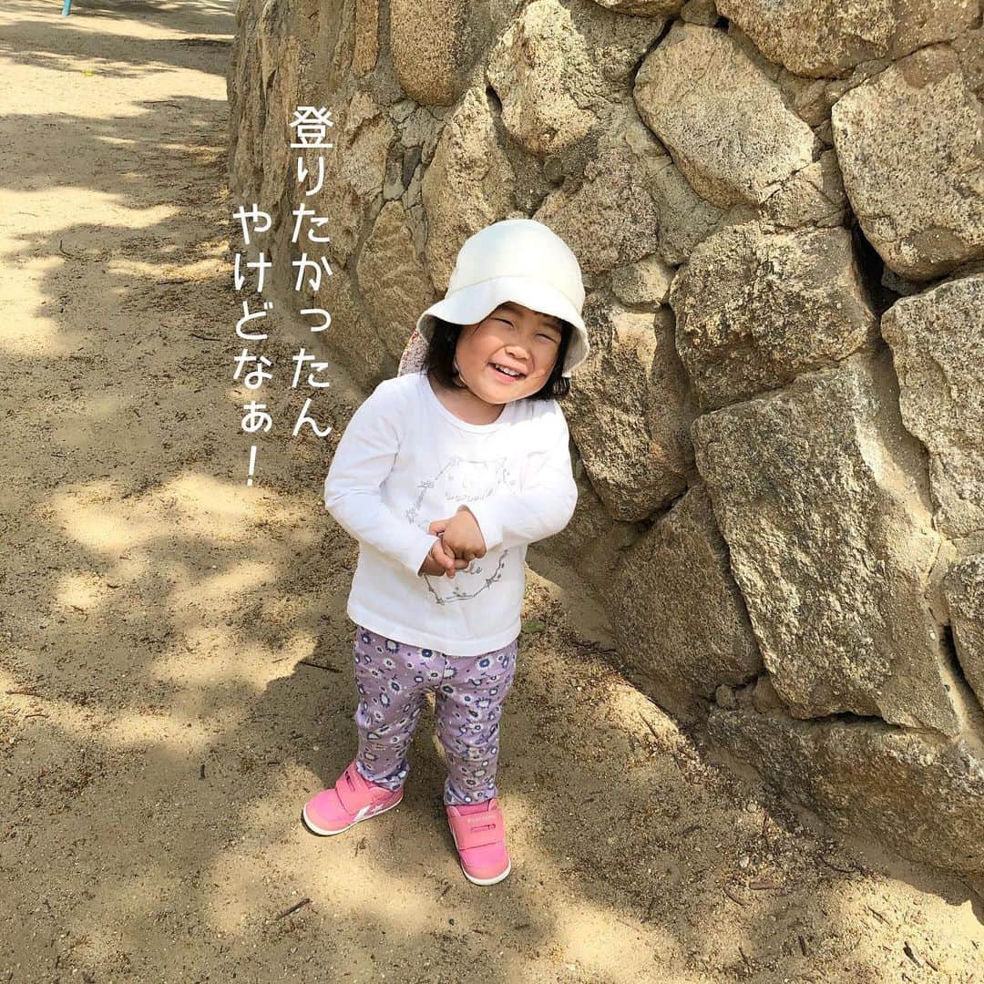 makikoさんのインスタグラム写真 - (makikoInstagram)「❤︎ お兄ちゃんお姉ちゃんたちが岩の上に登ってるの見て、自分も登ろうとすることちゃん😳😳  なんでもマネっこ。 自分もできると信じるタイプ。  しばらく挑戦してたけどもちろん無理で、次は違うとこ登り始めた🤣✨ ちゃんとテッペンまで行けて満足そうなことちゃんでした🥳💕  #公園遊び #遊具よりも穴掘ったり石遊び #鬼ごっこやらされた #鬼なったら死ぬ #完全な運動不足 #2歳 #2歳8ヶ月 #女の子 #親バカ部」5月20日 20時15分 - batako93