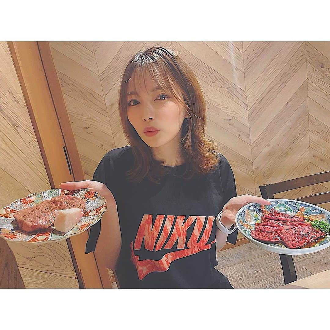 竹本萌瑛子のインスタグラム：「. タンにする？カルビにする？それともハ・ラ・ミ？❤️ . #焼肉 #やきにく #NIKU  . （Tシャツ気づいた人は偉い🍖）」