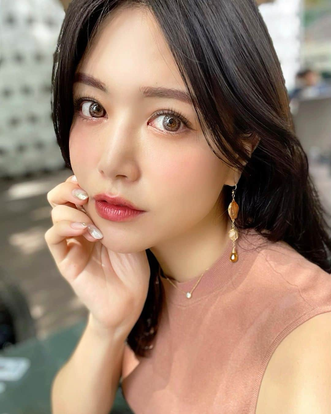 石井里奈さんのインスタグラム写真 - (石井里奈Instagram)「こんばんは🧡 . 今日は初夏の大人メイク✨💕 最近アイシャドウとかリップとか今まで使ってこなかった色とか使ってみるのにハマってます✌️🧡 . 気分転換でカラコンもチェンジ✨ @natural.lovely のハニーブラウン♡ 淡いブラウンで奥行ある瞳に👁 印象変わるよね❤イメチェン楽しい！ . 使用コスメ💕 @celvoke.jp ヴォランタリーペイシスアイパレット10(夏限定のパレット) @ipsa_jp リップカラー 11 . メイク投稿もたくさん更新していきたいな❤今回は珍しく自撮り！ やっぱり自撮りは慣れない笑 . tops... @ambientofficial  earrings... @grace_continental.div  . 今日もお疲れさまでした❤ . #りなまるメイク #カラコン #カラコンレポ #カラコンレビュー #カラコン着画 #メイク #メイク好き #夏メイク #celvoke #セルヴォーク #ipsa #イプサ #コスメ #おすすめコスメ #コスメレビュー #アイメイク #大人メイク #コスメ好き #イメチェン #美容 #黒髪 #限定コスメ #makeup #blackhair #アンニュイ #カラーメイク #外人風 #ハーフメイク #eyesmakeup #リップ」5月20日 20時20分 - ri7tin1025