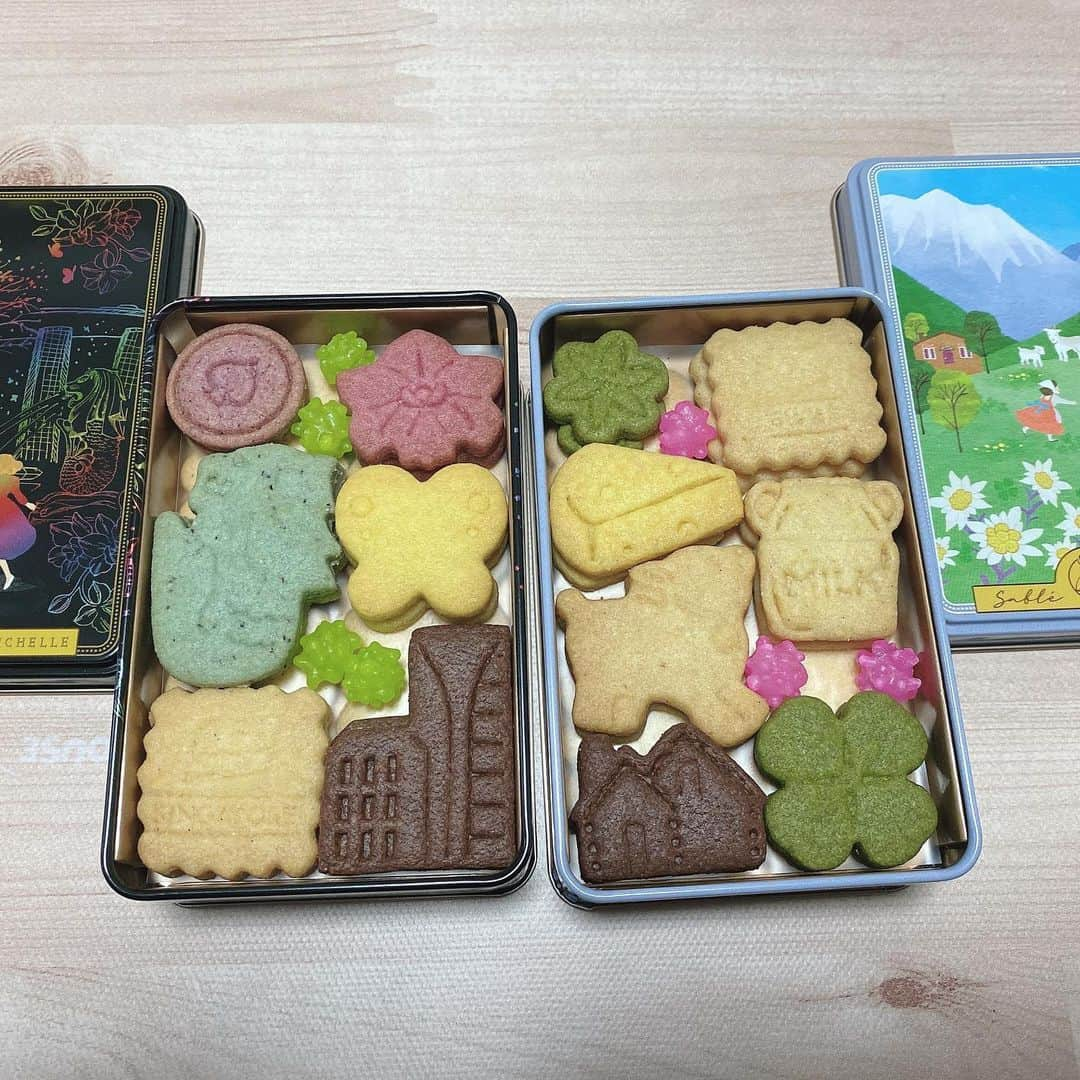 野中美希さんのインスタグラム写真 - (野中美希Instagram)「🍓🥛🍪 Sable with various country motifs:) Which country do you wanna go to? みなさんが行きたい国はどこですか？ . ずっと注目していた#サブレミシェル やっとゲットできてうれしいです☺️私はシンガポールとスイスをゲット◎またみんなで海外に行って海外のファンのみなさんにも会いたいです🏞 . Hi to every overseas fans! We really want to see you all in person;( I wish we could do concerts overseas🌏 This sable reminded me of every overseas memories and every fans around the world🤞I’m happy that we at least have Social medias to connect with each other🙏 . #helloproject#morningmusume21#野中美希#ちぇる#サブレ#singapore#switzerland#缶も大切に使います#早くまた海外へいけますように#🇸🇬#🇨🇭」5月20日 20時28分 - miki_nonaka.official