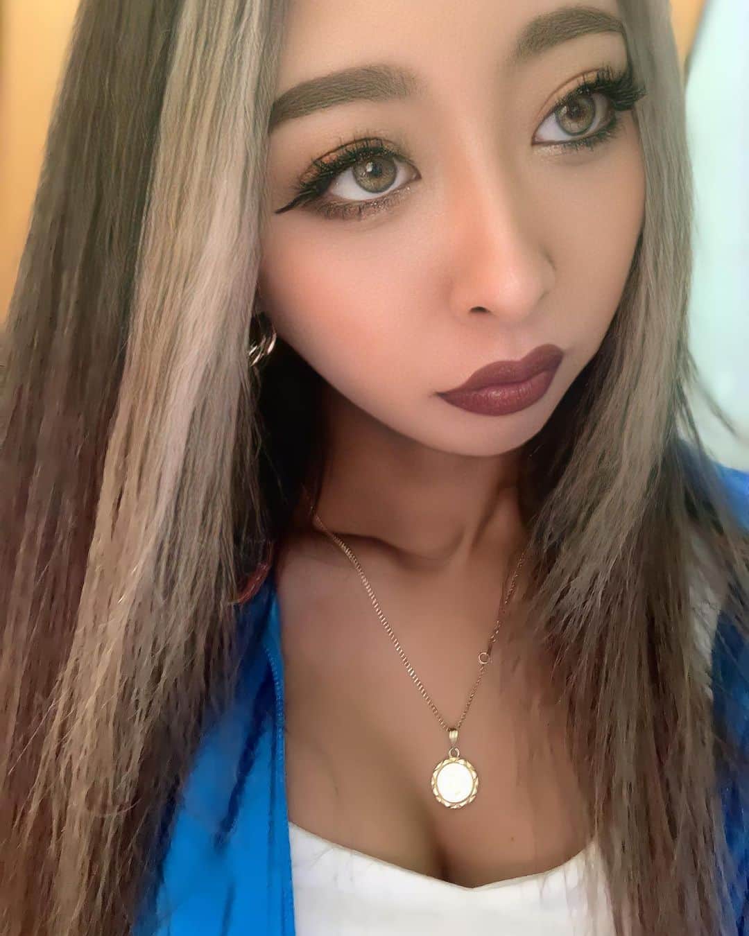 まあーか（まかたん）のインスタグラム：「. そろそろうちのマイキーをおんぶしに行かないと🦦💜 ゆきたん待ててね🦥🦦💜 あへ🤪😇 #でかいからドラケン #刈り上げの予告入ってて草 #もはや脅迫の刈り上げ .  #selfie#follow #海外ファッション#ootd#セルフィー#エステ#黒ギャル #トレーニング #尻トレ #眉アートメイク #エステ#美肌ケア#サロン#カラコン#バレイヤージュ#韓国コスメ#ダーマペン#workout#tanning#ぷに#えちえち#🍑#東京卍リベンジャーズ #東京卍會 #マイキー#ドラケン」