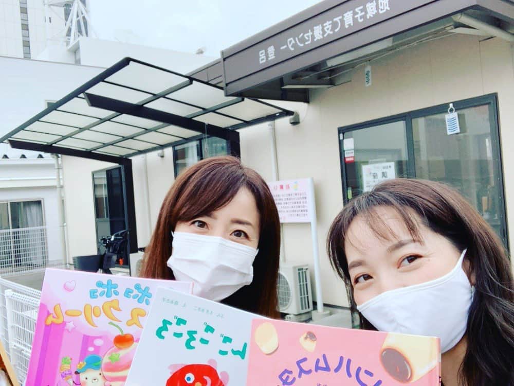 那須洋子のインスタグラム：「梅雨☔️ ジメジメで 不快指数が高いですが、、、  絵本を読みながら、 1歳児&2歳児ちゃんに 癒しをもらいました⭐️  #フリーアナウンサー 局アナ時代は #静岡第一テレビ #daiichitv  #絵本 #読み聞かせ」