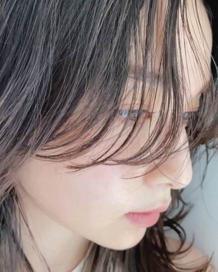 野口和弘のインスタグラム：「抜ける前髪。 . 適度な束感が心をくすぐる。 . hair @cieca.noguchi  make @cieca.ayumi  .  #素髪復元 #素髪復元システム #素髪復元トリートメント#cieca.#hairstyle#haircolor#fashion #hairarrange#ショートボブ#ショートヘア#ボブスタイル#グラボブ#ボブウルフ#インナーカラー#ハイライト#ハイトーン#ブリーチ#グレージュ#ヘアアレンジ#グラデーションカラー#シースルーバング#ヘアカラー#ヘアカタログ#ヘアセット#外国人風#表参道#原宿#美容室」