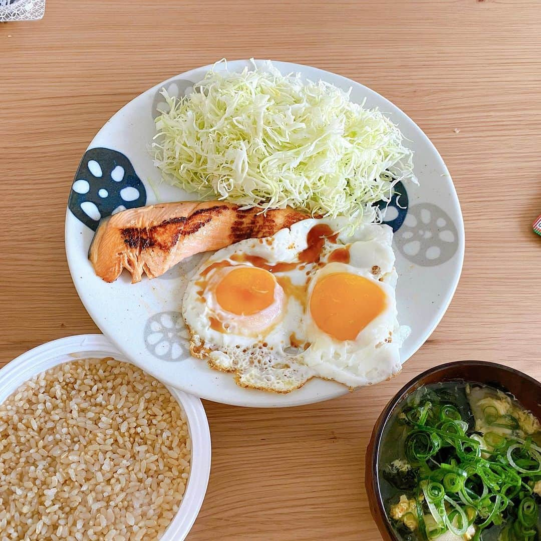 おたけのインスタグラム：「ダイエット中。 何気ない1日で食べたものを載せときます。 朝、昼、晩の順で載せてます。 見栄えも何もないですがそんなもんです。 こんな感じのものを毎日食べれば痩せます！  夏はすぐそこ！ 痩せて自信もって脱げる身体へ！！  教えれる事は教えます  #ダイエット #ダイエット飯 #ボディーメイク #食事管理 #夏 #水着 #ジャンポケ #おたけ」