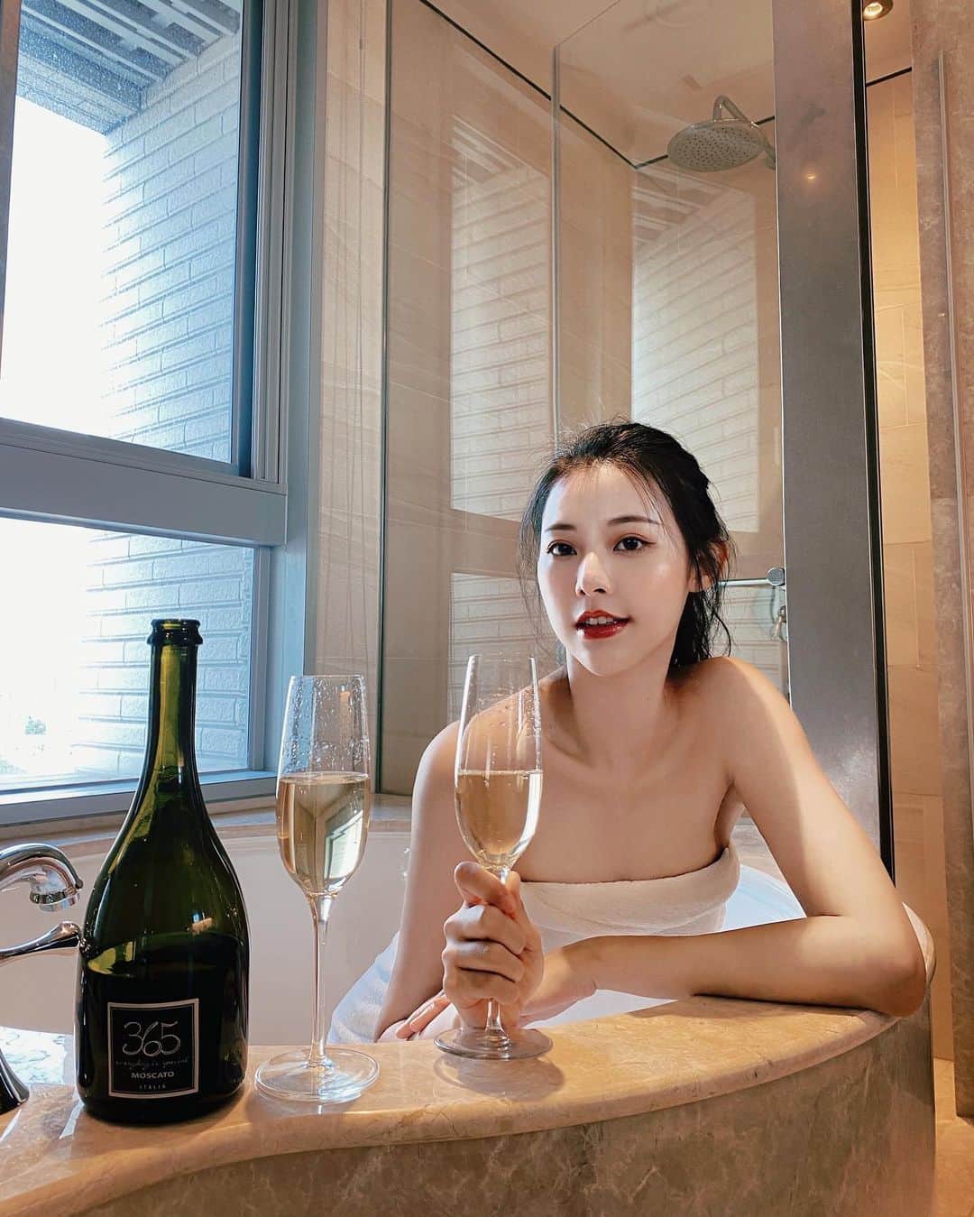 張香香のインスタグラム：「520快樂🥂將~ 其實我沒在過520 526比較適合我 #我餓了 🤤 #舊照 已經乖乖宅在家防疫第6天」