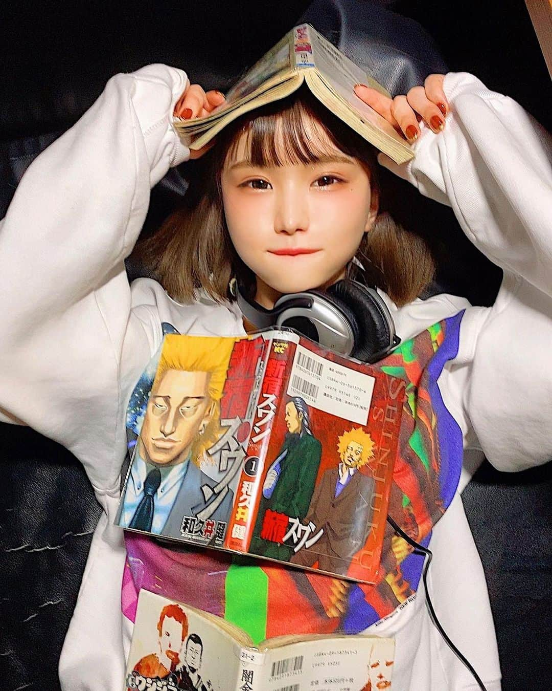 みもれもんさんのインスタグラム写真 - (みもれもんInstagram)「I'm staying at home!  Popular anime in books today! "Tokyo Revengers" It's really interesting, do you know?🧠💘📺  ・ おはよう〜🍋🧠 雨の日が続いてなかなか やる気が出なくて🤤✌️お家で漫画 読んだりアニメ見たり得意の 引きこもりしてました🐰‪‪𓂃 𓈒𓏸◌🏠❤️‬ 最近はコメントで教えてもらった 東京リベンジャーズにハマっております🤤📺💘 見てる？？👀⊂( ・ ̫・ )⊃三？？ みんなぁー!!午後もファイトですぅ🧠💘 ・ ・  #mimoremon #camera #Japan #fashion #japanese #2021 #みもれもん #インスタグラビア #ショートヘア #ボブ #黒髪 #カメラ #日本女孩 #大人女子 #一个人生活 #日本女孩」5月20日 14時04分 - mimore_mon0929