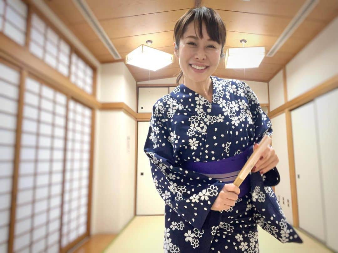 藤井美加子さんのインスタグラム写真 - (藤井美加子Instagram)「☆ 舞台稽古オフだけど 日舞のお稽古♪  久しぶりだと振り忘れてるの。 一つ入ると一つ出て行く🥱🙄🤯  花柳流のお名取になって5年 花柳柏三月（ハクミヅキ） と言うお名前頂戴しているんです。  皆さまは何かお稽古していますか？ 趣味はなーに？  #お稽古#花柳流#日本舞踊#伝統文化#花柳柏三月#三木美加子#和服」5月20日 14時15分 - mikako_miki