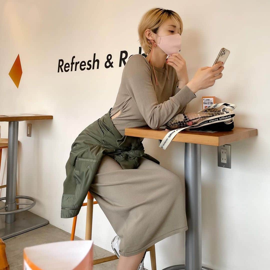 &mのインスタグラム：「かんがえてる。  #ママファッション #ママコーデ #ootd #mamalife」
