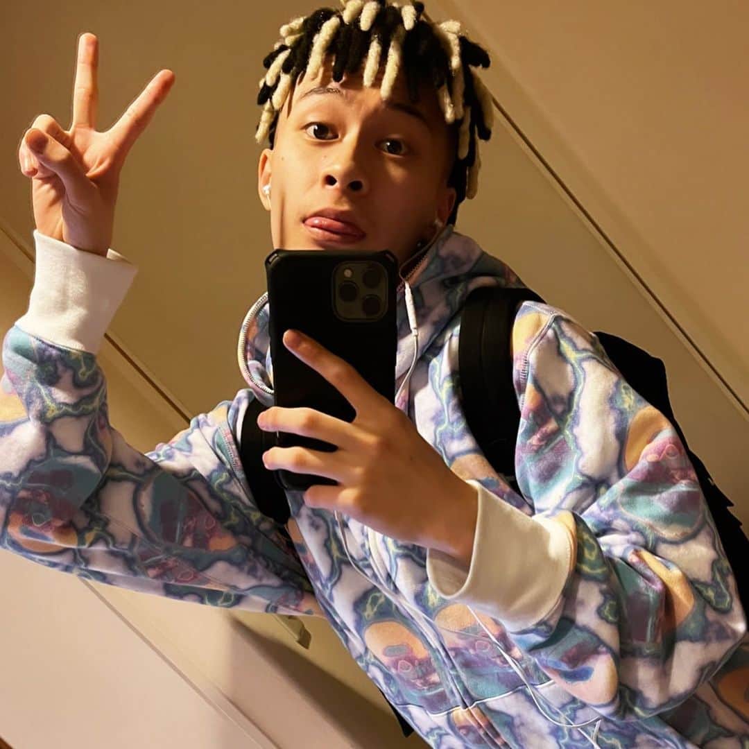 のインスタグラム：「✌️❤️」