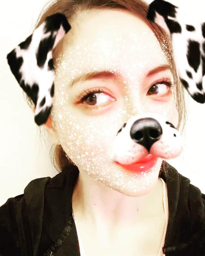 大矢真夕のインスタグラム：「What is this face effect for😹? part1 . . This ear reminds me of a dog I used to have😌💭 . . .  耳の動きが何とも言えなーい😘🐩 . . 最近アプリを使って撮っていなかったので なんとなく起動させてみたらこんなのが🥸💡 . . フィルター系はほぼ使わないので 一体このフィルターをどういう時に使うのが正しいのか なぜ顔が光ってるのか 全然分からないけど🧐 . . でもね、更によく分からないエフェクトがありました . . つづく . .  #instamood😎 #me  #🇯🇵 #自撮り界隈 #自撮り女子 #自撮り #selfietime #selfie #stayhome #日常 #写真 #写真好き #インスタグラマー #instamood❤️ #ig_japan #ig_japan_ #ig_japangram #igersjapan #igers_jp #igersjp #instamood😍 #🐕 #🐶 #🐩 #おうち時間  #shinymakeup #shiny #エフェクト #加工」