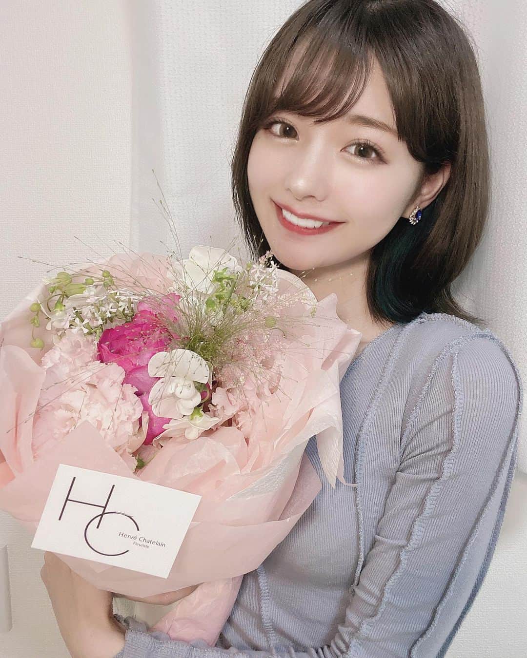 sarimaru(国木田さりまる)のインスタグラム：「お花のプレゼント嬉しくて幸せ〜💐」