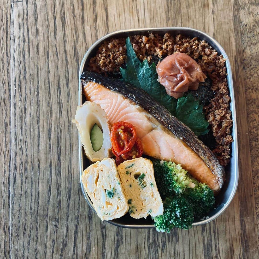 のインスタグラム：「﻿ 久しぶりのお弁当シリーズ🍱﻿ ﻿ 鮭の海苔弁。﻿ ﻿ 見えないですがごはんは二段になっていて一段目はおかかと海苔、二段目は鶏そぼろと海苔と梅。﻿ ﻿ ・ネギ入り卵焼き﻿ ・たらこマヨブロッコリー﻿ ・ちくわきゅうり﻿ ・ドライトマト﻿ ﻿ 実家の母が「夫くんのお弁当に使って〜」と海苔やら瓶詰めやらをたくさん送ってくれたのでありがたく活用してます😂﻿ ﻿ #弁当#海苔弁」
