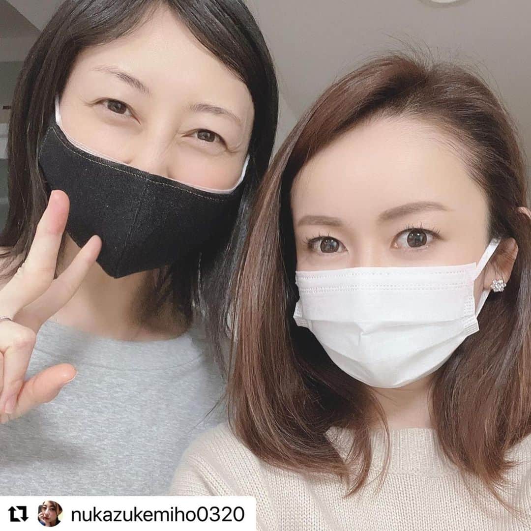 宮崎宣子さんのインスタグラム写真 - (宮崎宣子Instagram)「みほがもうすぐママだよー💕💕  #Repost @nukazukemiho0320 with @make_repost ・・・ ……… ✨ぽんぽこりーーーーん👶🌷✨✨✨✨✨✨✨✨✨✨ 『え💓…みほがお母さんだなんて』 ・ 里帰りの直前😌ほんの、一瞬だけでも会いたい💓と言って🚗仲良しの✨宮崎宣子アナ✨のぶこりん🌱　@miyazaki_nobuko  がアロハ🐶と一緒にきてくれたよ〜✨久しぶりに会えた❣️  しかも👶🌷ぽんぽこりん✨だったから、とっても驚いてくれたし一緒に喜んでくれて、本当ありがとう💓✨ ・ 結婚・妊娠🤰💐のお祝い✨に… ✨EMARA✨　 🧴body soap🧼✨✨ @emaraorganic   贈っていただきましたぁ🌷✨✨👶嬉しいね💓  ✨こちらは、ハーバリスト🌱のぶこりん✨がproduceしてる🌿organic  soap🌿で、優しく肌を洗いあげるので、赤ちゃん👶💓にも使えるんですよ🤲✨  産まれてくる子が✨きっと喜ぶね🌷やはり、こんな時期という事もあるので、尚更、baby👶には優しい素材✨や安心安全なもの✨を伝えたいなぁ✨🌱お腹も、もう、ぽんぽこりんピーク💓🙌はやく、お外に出たいのかなあ…✨✨👶💓不安もあるけど💦ドキドキわくわくです！！ ・ #organic #healthy #safety #natural #bodysoap #herb #wellcome  #baby #emara #soap #myfriend @miyazaki_nobuko  #thankyou #🐶　#maternity #maternitylife」5月20日 15時41分 - miyazaki_nobuko