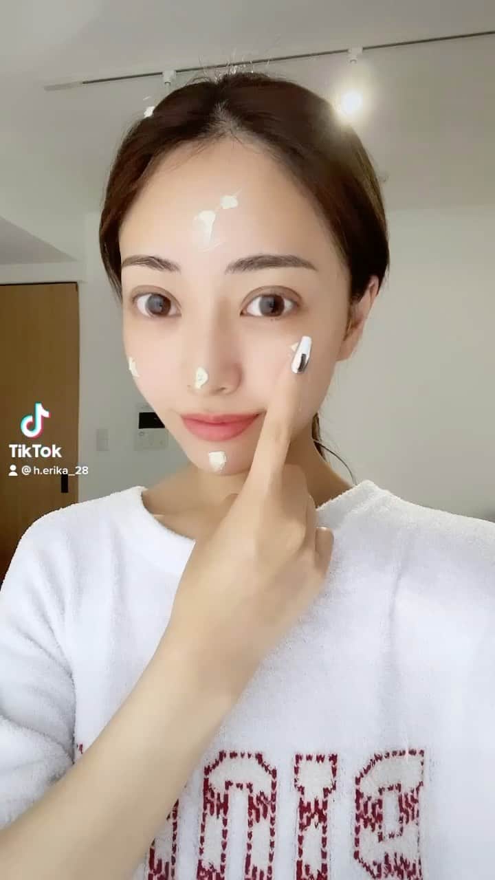 のインスタグラム：「・ ・ 下地と〜ファンデと〜お粉を塗って♥ (ファンではハイライトのリピコスメ にURL載せてるよ💋) ・ #メイクの歌 #メイク動画 #メイク #メイク道具 #メイクup #化粧  #化粧品 #tiktok #リール動画  #下地 #ファンデーション #お粉 #眉毛 #アイシャドウ #リップ」