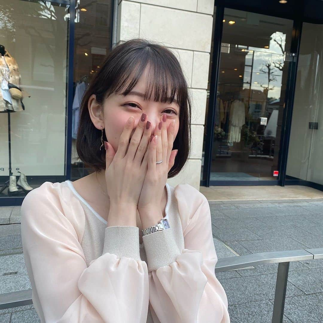 堀未央奈さんのインスタグラム写真 - (堀未央奈Instagram)「🌸🛍💗  藍子はシーン毎に ネイルやヘアメイク、洋服にも こだわっていてそんな部分も 是非注目していただけたら 嬉しいです💋  メイクはドラマが毎話終わる毎に 紹介動画などをあげたいなと 思っています💄🐈  @sareburu_mbs   #7月スタート #サレタガワのブルー  #サレブル #田川藍子役 #のぶくんと夫婦役なので #結婚指輪付けてます　💍」5月20日 16時22分 - horimiona_official