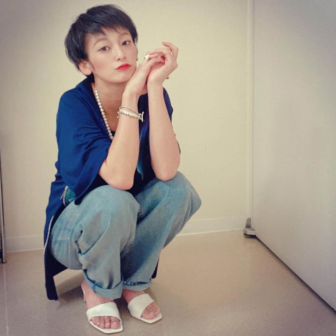 西山茉希さんのインスタグラム写真 - (西山茉希Instagram)「賛否が激しいけど、 今を愛そっ😂❤️😂。  #暗髪ベリショー #叶えたかったままに叶えたら #チビーズに茶色くしろと言われる  男の子は黒で、 ママは茶色がいいんだって🥴  #俺流コーデ #収録衣装 #タグあり」5月20日 16時22分 - maki.nshiyama50