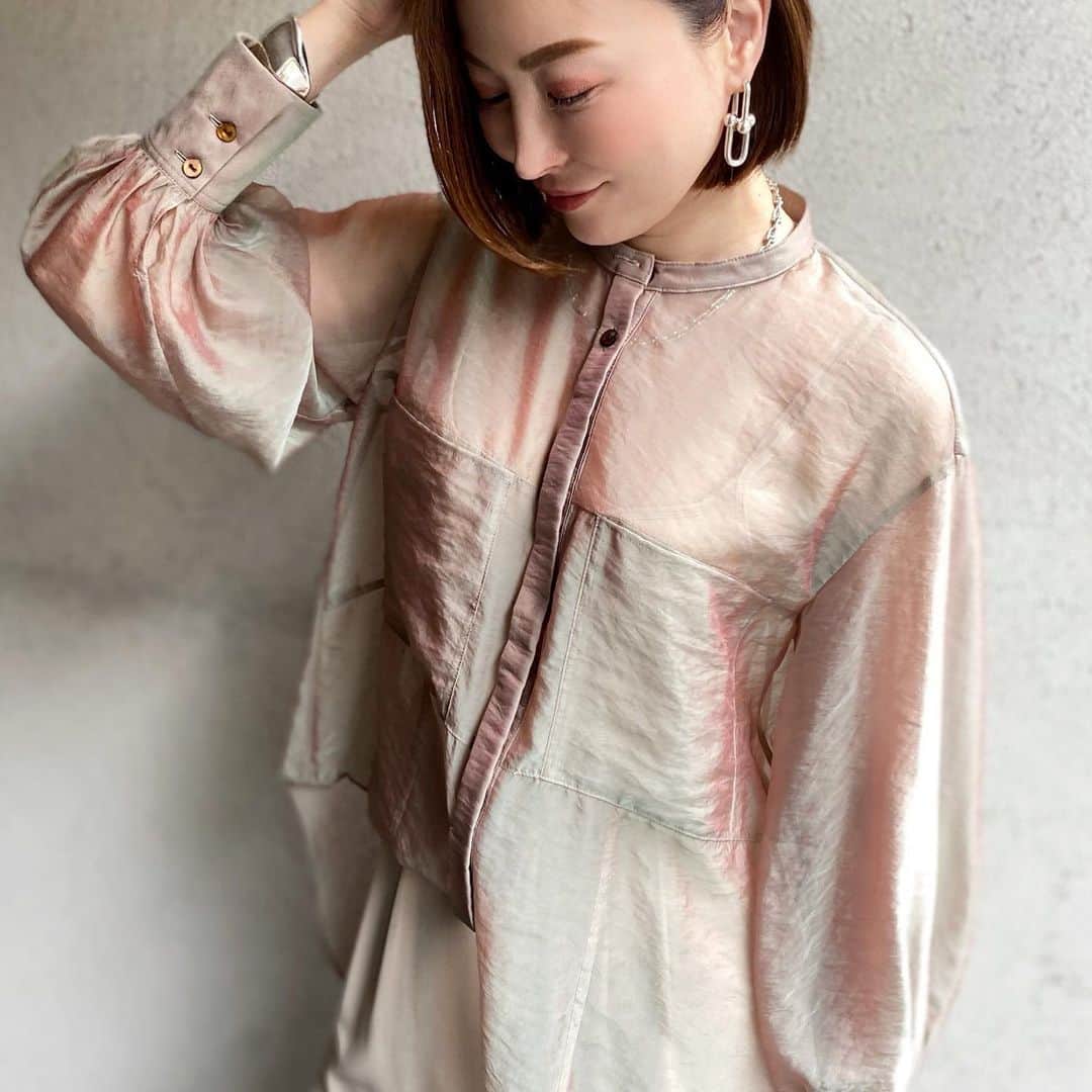 戸田さと美のインスタグラム：「@studious_official  で、たまたま見つけ、即買いした CITYSHOPのシースルーシャツ 七色に光るカラーリングにウットリ。  こんな時だからこそ、 心躍るアイテムは本当に必要。  パンツは履き心地、使い回し、共に100点満点のクラネのスラックス。  スニーカーやペタンコでも下に擦らずに 絶妙なシルエットを出してくれる。  足元は 涼しいスニーカーが欲しいと思い購入した エアリフト。 これは今まで味わったことのない履き心地。 本当に楽で気持ちいいです。  ああ、幸せ。  @cityshop.tokyo  #CITYSHOP  @clane_official #clane #クラネ  @niketokyo  #エアリフト #nike #airlift #sneakers #スニーカー #スニーカー女子  #今日の服 #きれいめカジュアル #大人シンプル #コーディネート ﻿ #カジュアルコーデ #コーデ #ママ ﻿ #ママコーデ ﻿ #ママファッション﻿ #fashion #outfit ﻿#ootd #ファッション好きと繋がりたい ﻿ #アラフォーファッション﻿ #コスメ﻿ #コスメ好きさんと繋がりたい﻿ #美容好きな人と繋がりたい」