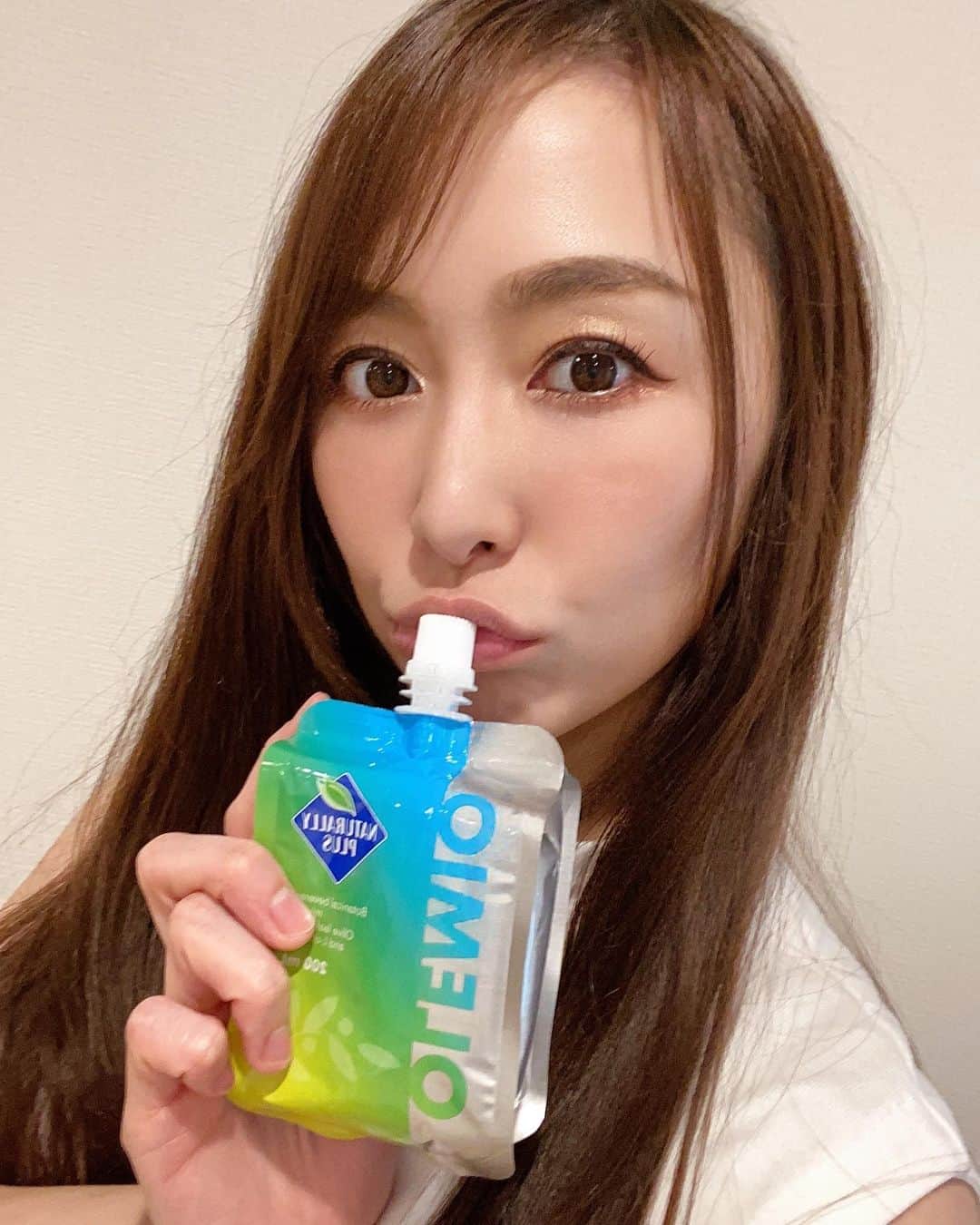 杏さゆりさんのインスタグラム写真 - (杏さゆりInstagram)「舞台稽古に励んでおります✨ 今日はまたまた毎日飲んでいる「OLEMIO」を紹介するよ😇 . オレミオには「オレアビータ」というものが配合されていて ミトコンドリアを増殖、活性化する働きがあるんだって！😳💕 . 起床時や運動前に飲むのが1番効率的みたいなのだけど、 杏は今は起きた時と稽古中に飲んでおります🙌✨ . オレミオは脂肪を減少させて筋肉量は維持してくれるから、無理なダイエットで筋肉を落とす心配もないし 舞台稽古も元気に出来てる感じがしてます😇🙏✨ . ではでは今日も稽古楽しんできます☺️❤️ . #OLEMIO #オレミオ　#ミトコンドリア #オレアビータ　 #naturallyplus #ナチュラリープラス @olemio_official #杏さゆり　#SayuriAnzu」5月20日 17時11分 - anzu_sayuri_official