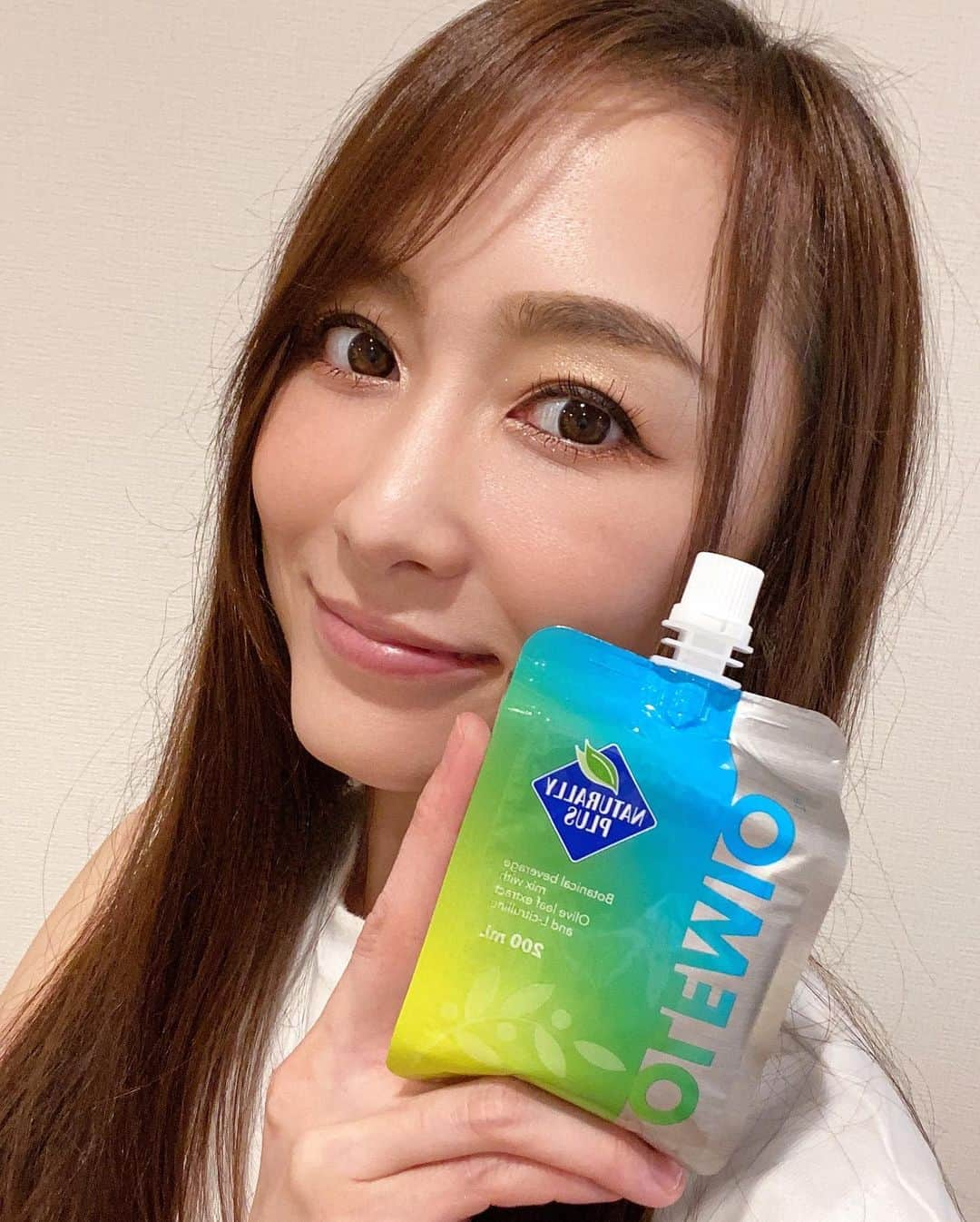 杏さゆりさんのインスタグラム写真 - (杏さゆりInstagram)「舞台稽古に励んでおります✨ 今日はまたまた毎日飲んでいる「OLEMIO」を紹介するよ😇 . オレミオには「オレアビータ」というものが配合されていて ミトコンドリアを増殖、活性化する働きがあるんだって！😳💕 . 起床時や運動前に飲むのが1番効率的みたいなのだけど、 杏は今は起きた時と稽古中に飲んでおります🙌✨ . オレミオは脂肪を減少させて筋肉量は維持してくれるから、無理なダイエットで筋肉を落とす心配もないし 舞台稽古も元気に出来てる感じがしてます😇🙏✨ . ではでは今日も稽古楽しんできます☺️❤️ . #OLEMIO #オレミオ　#ミトコンドリア #オレアビータ　 #naturallyplus #ナチュラリープラス @olemio_official #杏さゆり　#SayuriAnzu」5月20日 17時11分 - anzu_sayuri_official