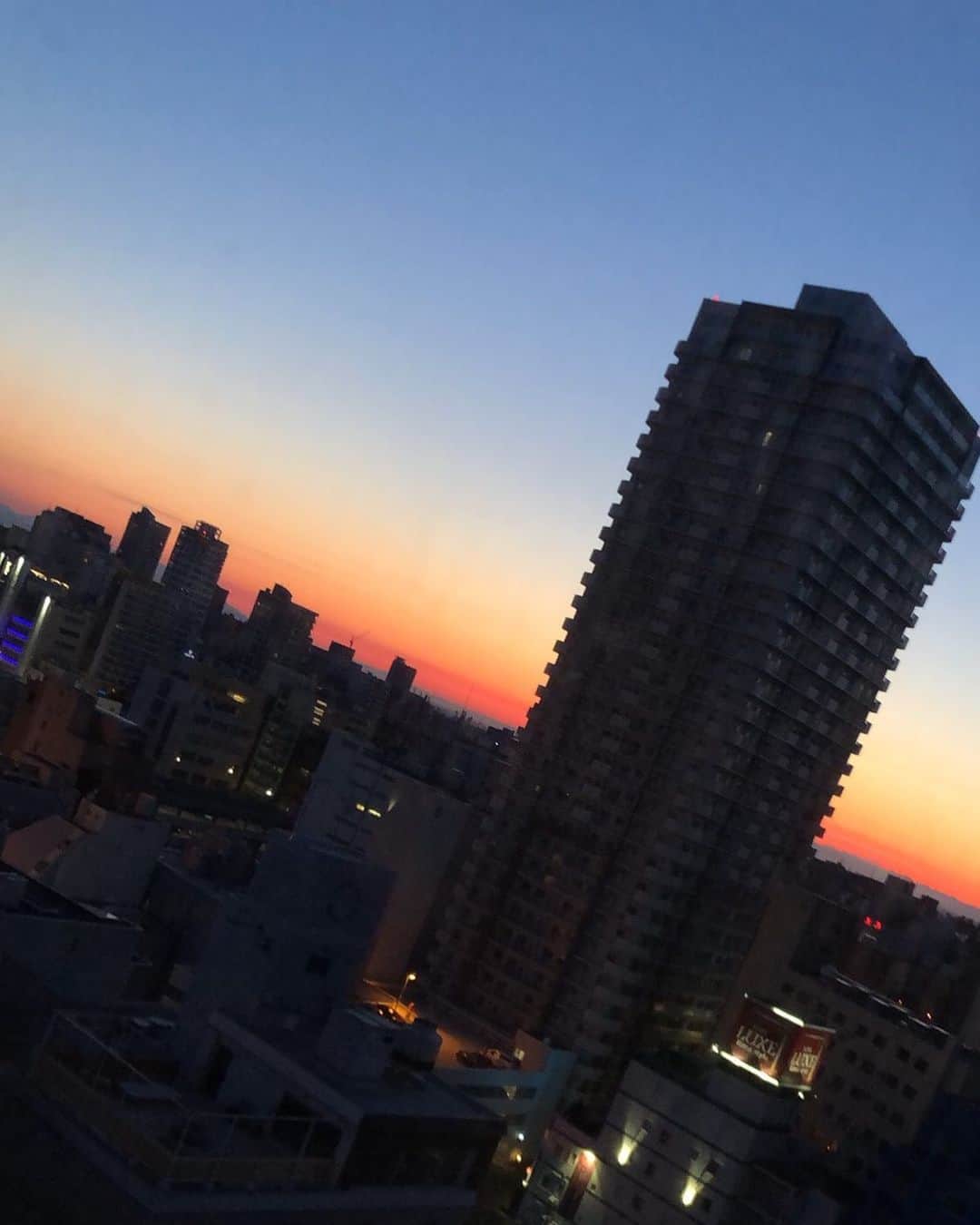 荒木飛羽さんのインスタグラム写真 - (荒木飛羽Instagram)「この前の撮影がすごく朝早かったんですけど、目が覚めたらホテルの窓から見えた景色が綺麗だったので写真撮りました！👀✨」5月20日 17時09分 - towa_araki_