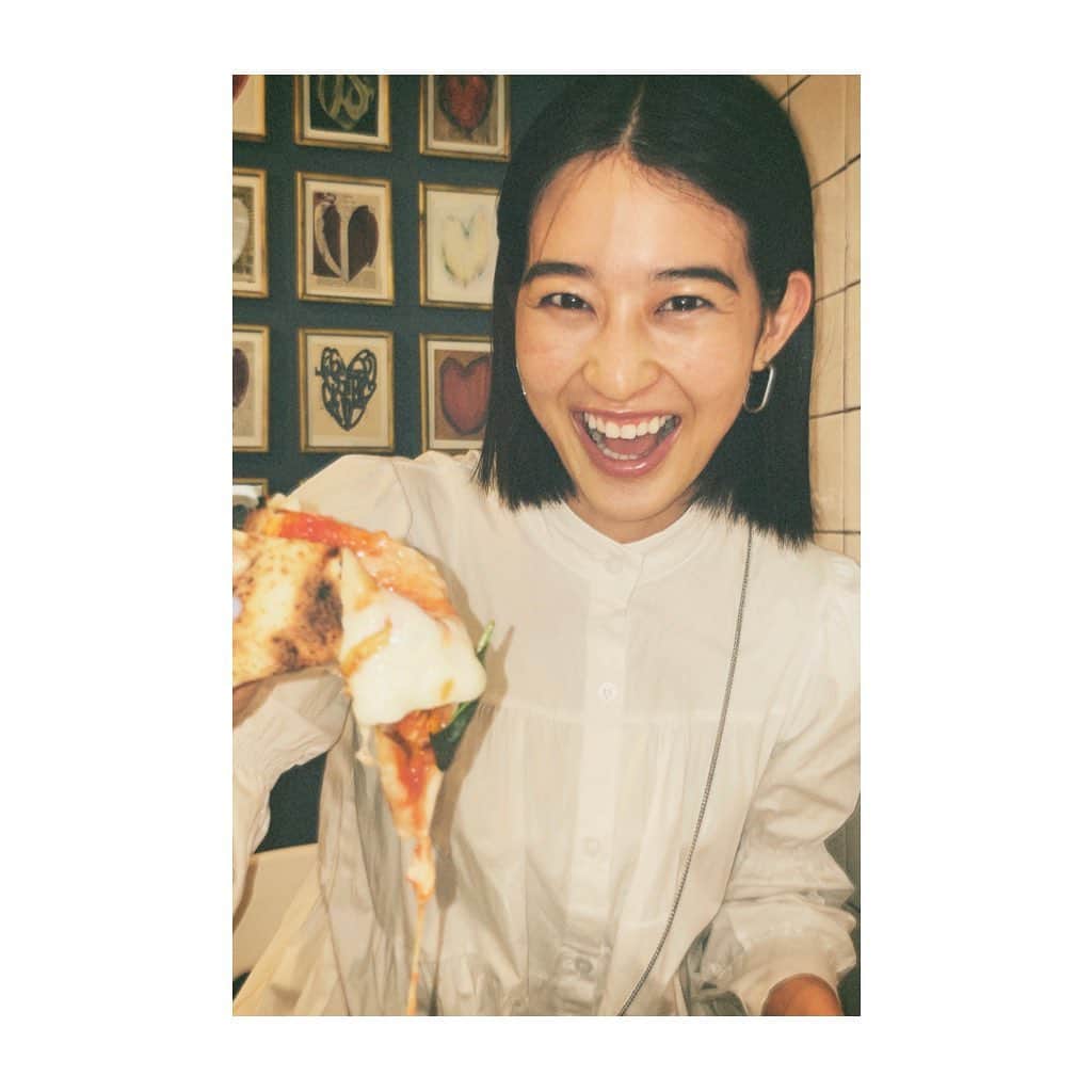 青野楓のインスタグラム：「🍕🍕🍕🍕🍕🍕　  とても嬉しそう(笑) チーズ系か、あおさとか海苔とかそうゆうのが入ってたら迷わずそれにします。笑　アメリカで食べたピザ美味しかったなぁ  #ピザ#pizza」