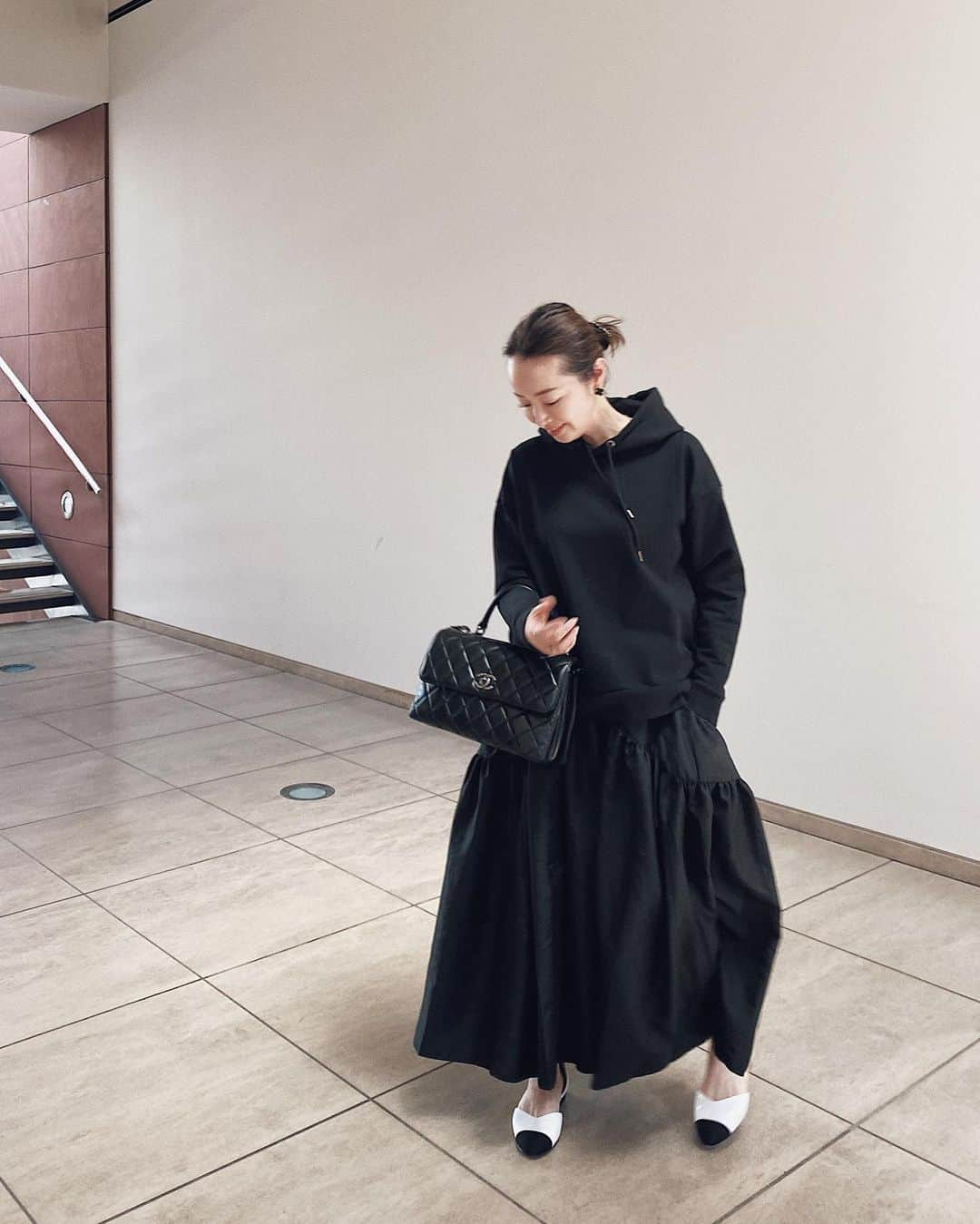 翁安芸さんのインスタグラム写真 - (翁安芸Instagram)「Black with a hint of white🎬🕳📓🖊🔍  Hoodie @synetokyo_official #synetokyo  Skirt #ceciliebahnsen  Bag&Shoes #Chanel Earrings #vancleefarpels   #akiweng #翁安芸 #翁安芸のファッションtips」5月20日 17時50分 - akinyc