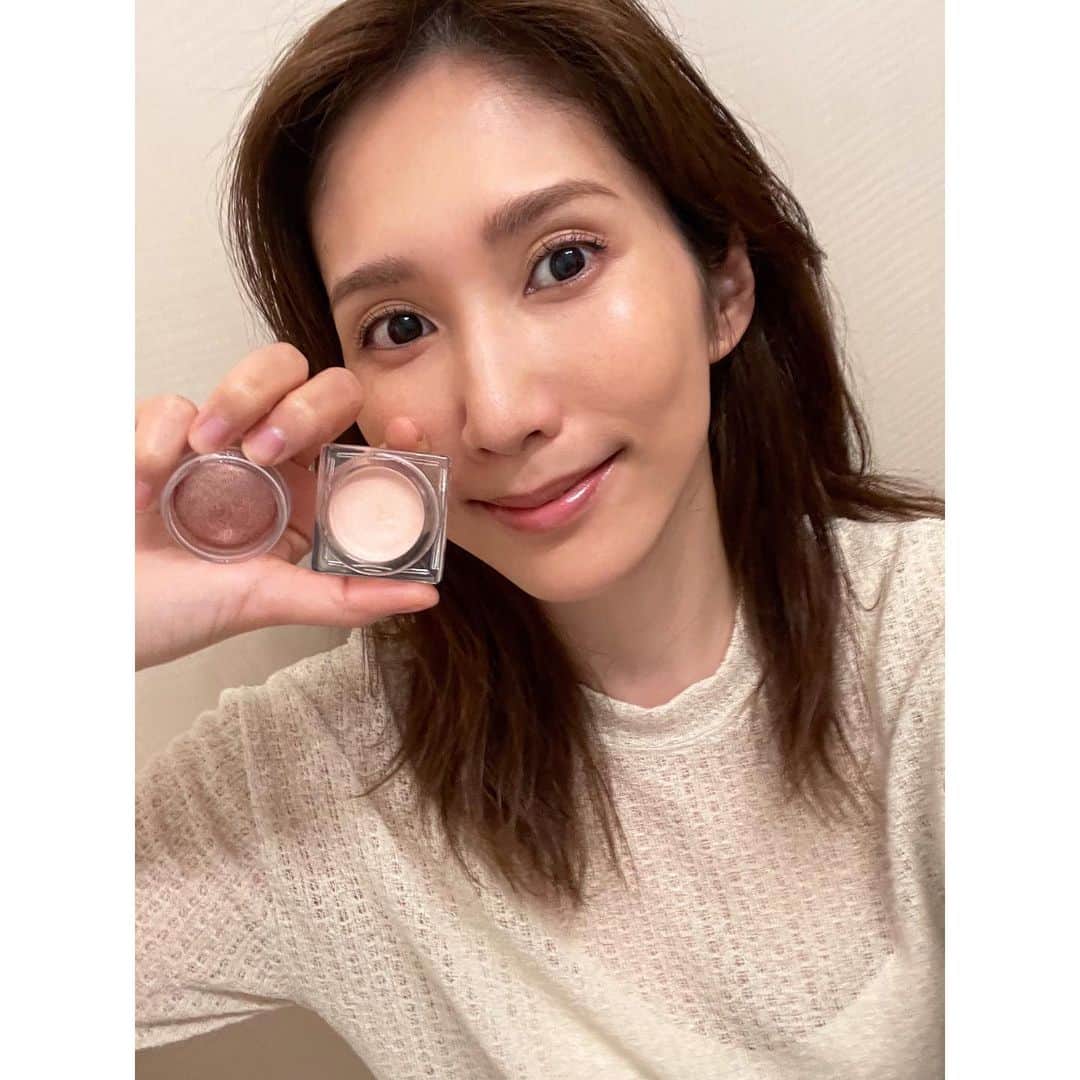 春輝のインスタグラム：「コスメオタクである仲良しちゃんからの誕生日プレゼントが素敵チョイス過ぎる😦✨  アイグロウ ジェム BE 387 パールっぽく、艶感が素敵！ ナチュラルなカラーでも一度塗り、二度塗りによって単色でも変化出せる☺️  ディップイン グロウ クリームハイライター 02 このカラー白過ぎず肌馴染みが良い😳 ナチュラルメイクでも艶感と頬の立体感がとても出る！  コスメデコルテの化粧品を購入した事がなかったので、いつもと違うテイストでメイクしてて楽しい🤡｛Thanks🧡  この日はコスデコのクッションファンデのサンプルを使用したんですが、カバー力がしっかりあるのと、これまた噂以上の艶感でした🤤  #DECORTE#コスメデコルテ #アイシャドウ#アイグロウジェム#ハイライト #voce#vocest!#美容」