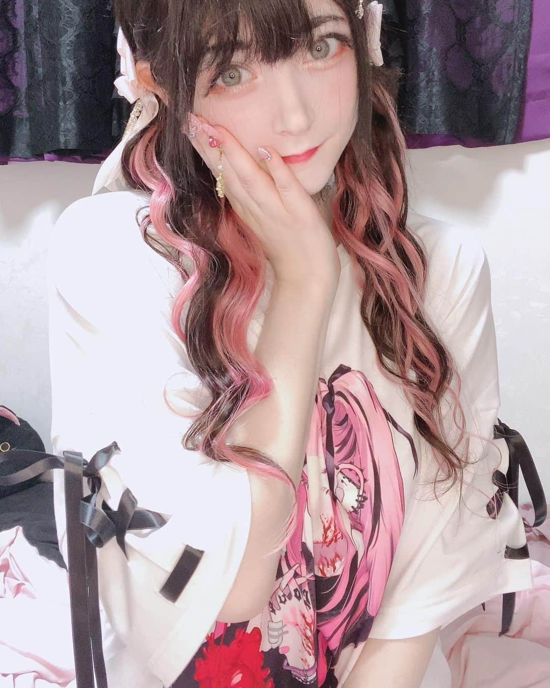 ビーナス・アンジェリックさんのインスタグラム写真 - (ビーナス・アンジェリックInstagram)「One goal among the many other goals I have this year is to stop using harsh filters on my face 🥺👉👈 Even though I follow a lot of body positive influencers, it’s a hard thing to do...but, I know I can do it. Step by step. Reduce filter settings, sometimes take pictures with a real camera. Little by little. I know I can do this because when my body dysmorphia gets really bad and I look into the mirror, or feel clothes against my skin and it starts to feel weird I tell myself “I am seeing, sensing a distorted reality” and I can overcome that yucky feeling. It just takes me a bit longer with pictures 😢」5月20日 18時04分 - venus_angelic