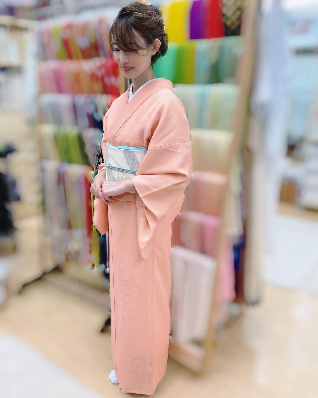 渋谷恭子さんのインスタグラム写真 - (渋谷恭子Instagram)「以前から着物興栄 @kimonokouei8 さんのアンバサダーとして、浴衣や訪問着を着せて頂いてます。　　　  最近、代表の真紀さんがオリジナルkimonoブランド #makiworld を立ち上げ、これから本格的に展開していくそうです。 私も7月に撮影が予定されている、プロモーション動画のお着物モデルもさせて頂く予定です😊 　  👘今日の1着目👘 6月だけの特別なお着物、紗袷(しゃあわせ)を着せて頂きました！  最近、カッコいい系が好きで、ずっとそういうのばかり着ていたから、こういうお色がとっても新鮮❤️  薄い生地から下の生地の柄が透けて見えて、優雅な感じのお着物です👘  レンタルではなかなか扱っていないお着物も多数、お取り扱いのある着物興栄さん👘  これからインスタライブで色んなお着物や帯の合わせた方etc.…ご紹介していく予定なので、楽しみにしていてくださいね❤️  ストーリーズに今回の着付け動画等を載せてるので、ご覧になって頂けたら嬉しいです😊✨  #紗袷 #着物 #きもの #着物興栄 #帯 #アップヘア #まとめ髪 #着物ヘア #着物ヘアアレンジ #ヘアアレンジ #銀座 #ママ #日本 #japan #kimono #japanese #kimonostyle #kimonofashion」5月20日 17時58分 - kyoko.86