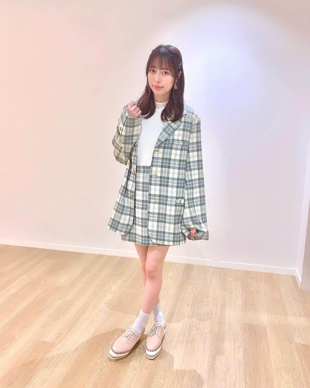 近藤玲奈のインスタグラム：「TVアニメ『ホリミヤ』Special Event『HARMONY PARK』パンフレット撮影のオフショットです💚﻿ ﻿ グリーンのチェック柄のセットアップに、桜色の靴🌸﻿ ﻿ スタイリストさんが素敵な衣装を用意してくださいました✨﻿ ﻿ イベント、とっても楽しみです！！💓﻿ ﻿ #ホリミヤ﻿」