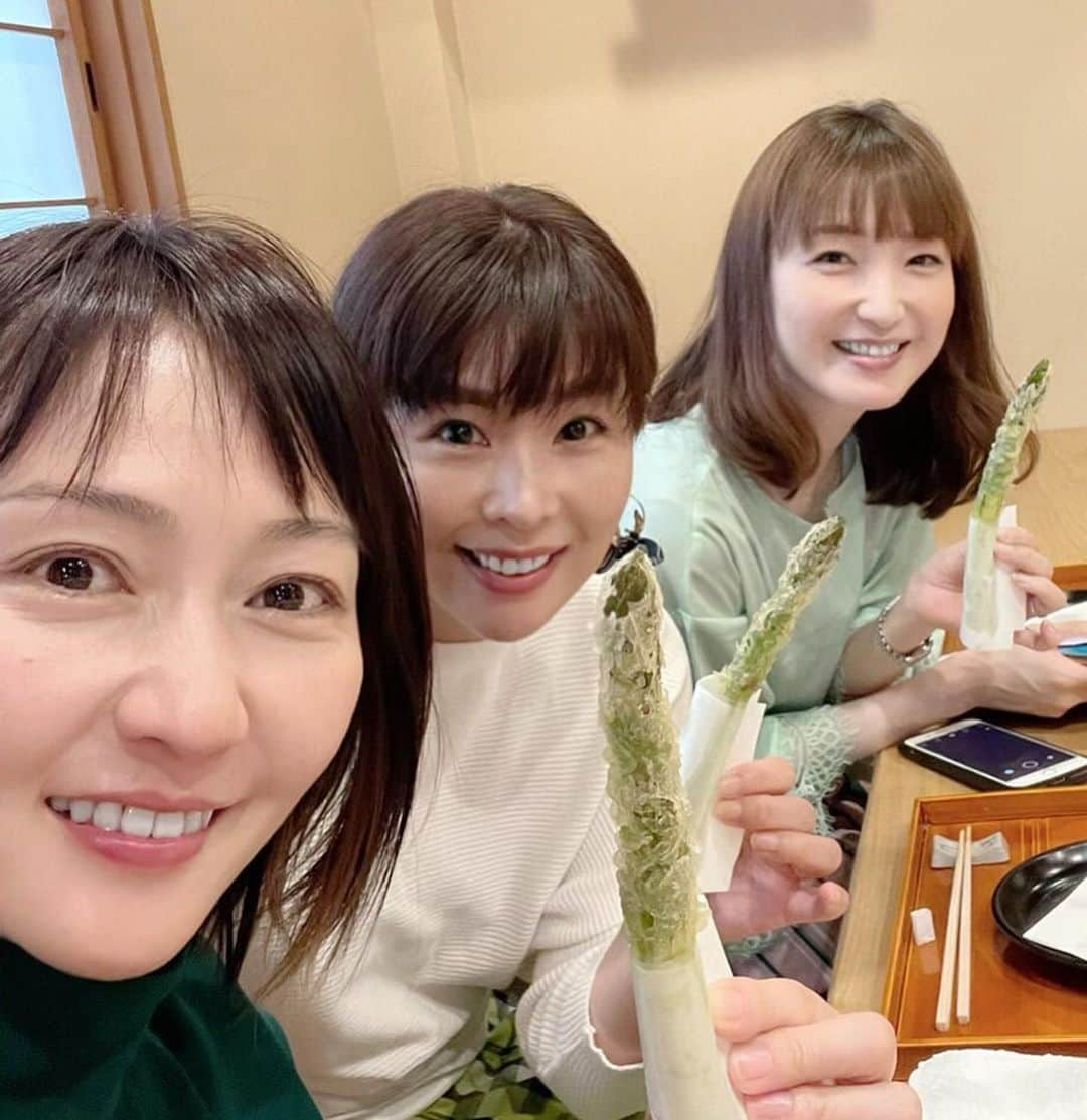 藤井日菜子さんのインスタグラム写真 - (藤井日菜子Instagram)「だいぶまえになりますが。  奈良県五條市の お料理ひろ岡さんに 連れてもらいました😊  いつも驚きと感動のお味で 遠いけど、行ってよかったと思うお店です😊 今回もめちゃくちゃ美味しかったです  そして、久しぶりのあだっちゃんとひろみちゃんと会えて嬉し楽しい美食会なのでした😊また奈良の五條へ行きましょう」5月20日 18時40分 - hinakofuji