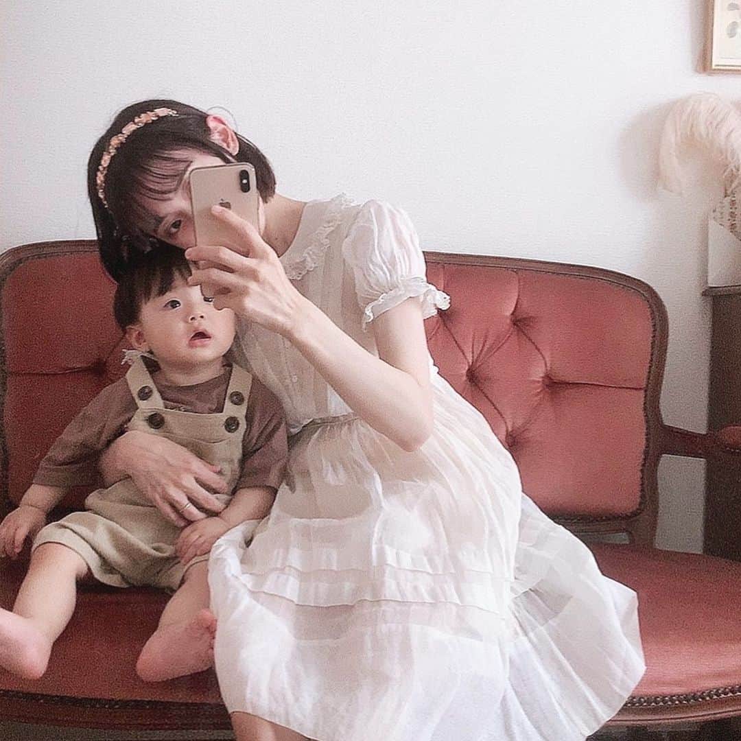酒元麻衣（まいへー）のインスタグラム：「🧸お知らせです🧸 私がママメンバーの一人として商品企画に携わらせて頂いている "ママとつくる子供服のアパレルブランド『littc(リトシー)』 "@littc.official  の発売日が決定しました🤍 しまむらオンラインストア限定で 2021.5.26 AM9:00販売スタートです😘　@grshimamura  .  私の推しはこちらのTシャツとサロペット♡ 🧸フランスT ¥690+tax 🧸ナチュラルサロペット¥1,290+tax . . 男の子でも女の子でも着て頂けます☺️Tシャツはフランス語で"散歩に行こう"というフレーズが刺繍してあります♡ . リトシー2021SSのサイズ展開は 【90.100.110.120】です🤍 (10ヶ月の息子はボトムは90で、Tシャツはダボっと着たいので100を着用しています☺️) . . 発売日是非オンラインストア覗きに来てください🥰🥰  #10ヶ月ベビー #生後10ヶ月 #男の子ベビー #キッズコーデ」
