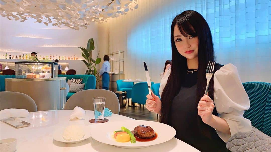 ゆかぴちゅのインスタグラム：「✩ VUITTON Cafe LE CAFE V☕💕 ✩ ✩ #lecafev #louisvuitton #vuittoncafe #ルイヴィトン #カフェ #cafe #ランチ #lunch #東京 #銀座 #銀座ランチ #高級ランチ #素敵な空間 #素敵女子 #キャバ嬢の休日 #旅行 #trip #여행 #카페 #점심 #귀여워 #오늘의훈녀 #ぴちゅすたぐらむ」