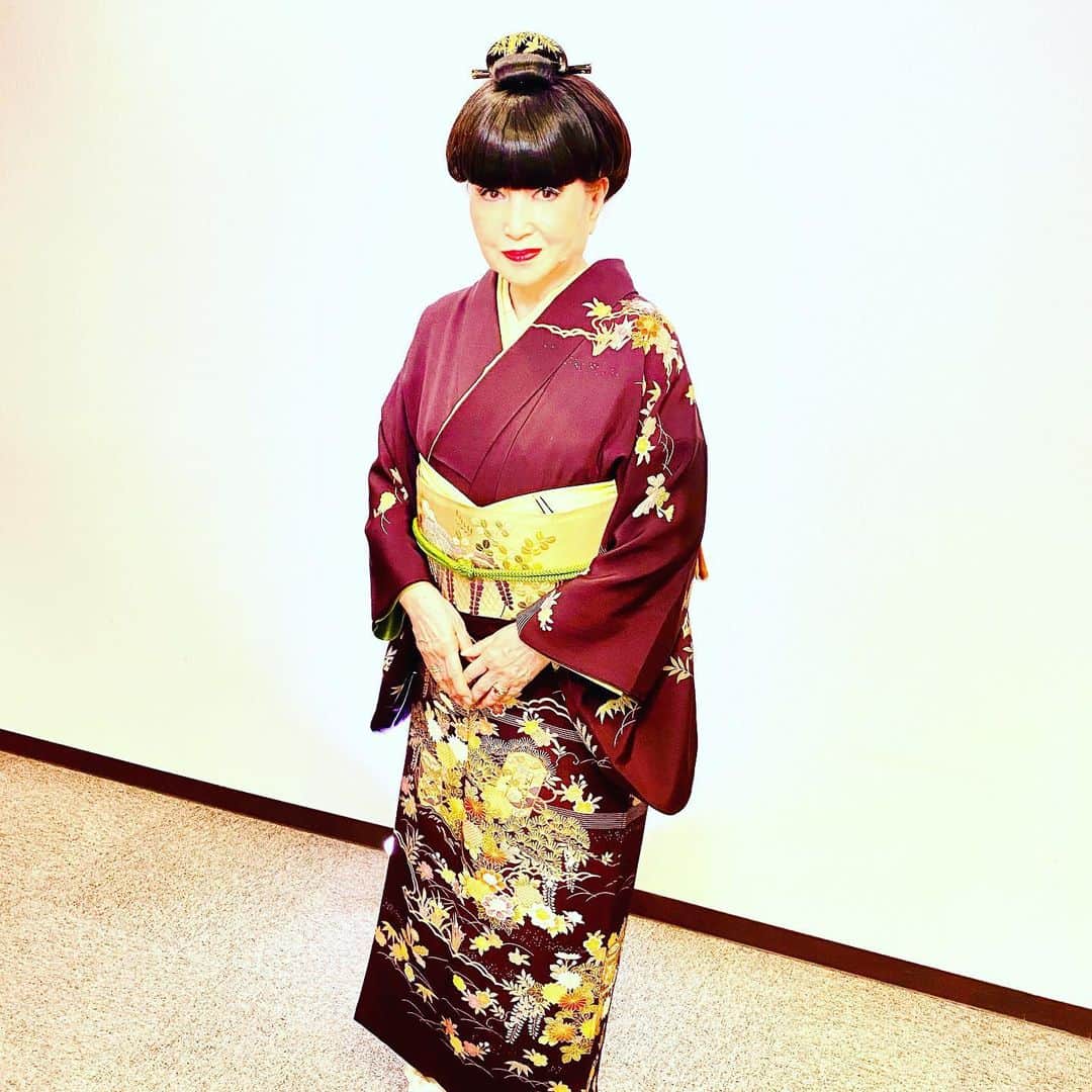 黒柳徹子さんのインスタグラム写真 - (黒柳徹子Instagram)「今日は「日立 世界ふしぎ発見！」本番2本。 1枚目のお着物は、貝桶と四季の草花模様の訪問着です。2枚目のお着物は、菖蒲模様のモダンなお着物です。」5月20日 18時42分 - tetsukokuroyanagi