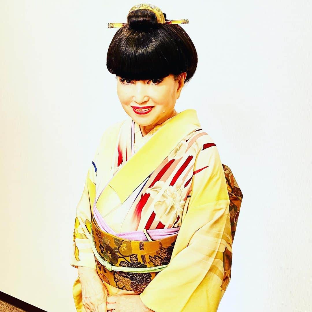 黒柳徹子さんのインスタグラム写真 - (黒柳徹子Instagram)「今日は「日立 世界ふしぎ発見！」本番2本。 1枚目のお着物は、貝桶と四季の草花模様の訪問着です。2枚目のお着物は、菖蒲模様のモダンなお着物です。」5月20日 18時42分 - tetsukokuroyanagi